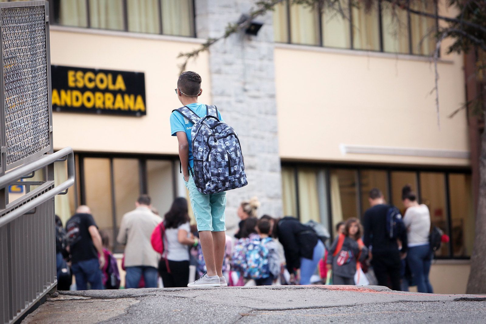 Un alumne al pati de l'Escola andorrana de Sant Julià de Lòria.