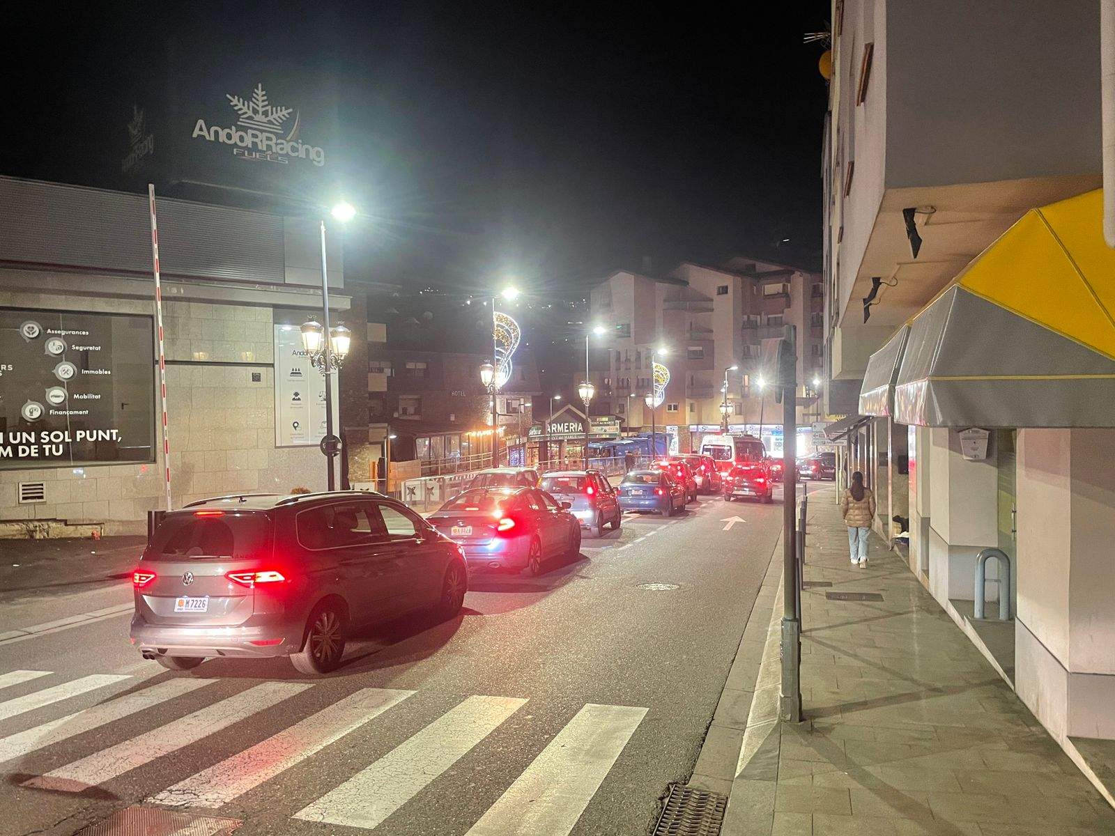 Príncep Benlloch, al centre d'Andorra la Vella, ple de cotxes aquest vespre.