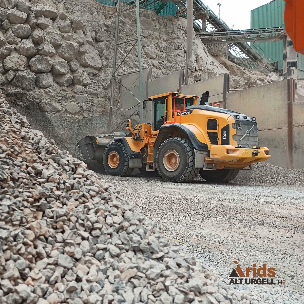 Una excavadora treballant a la planta gravera.