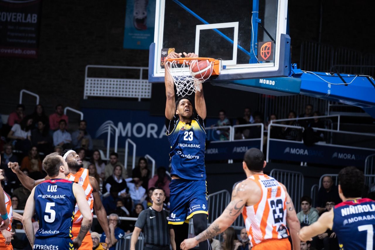 Dos Anjos, màxim encistellador del MoraBanc, esmaixa durant el partit d'aquest dimecres.