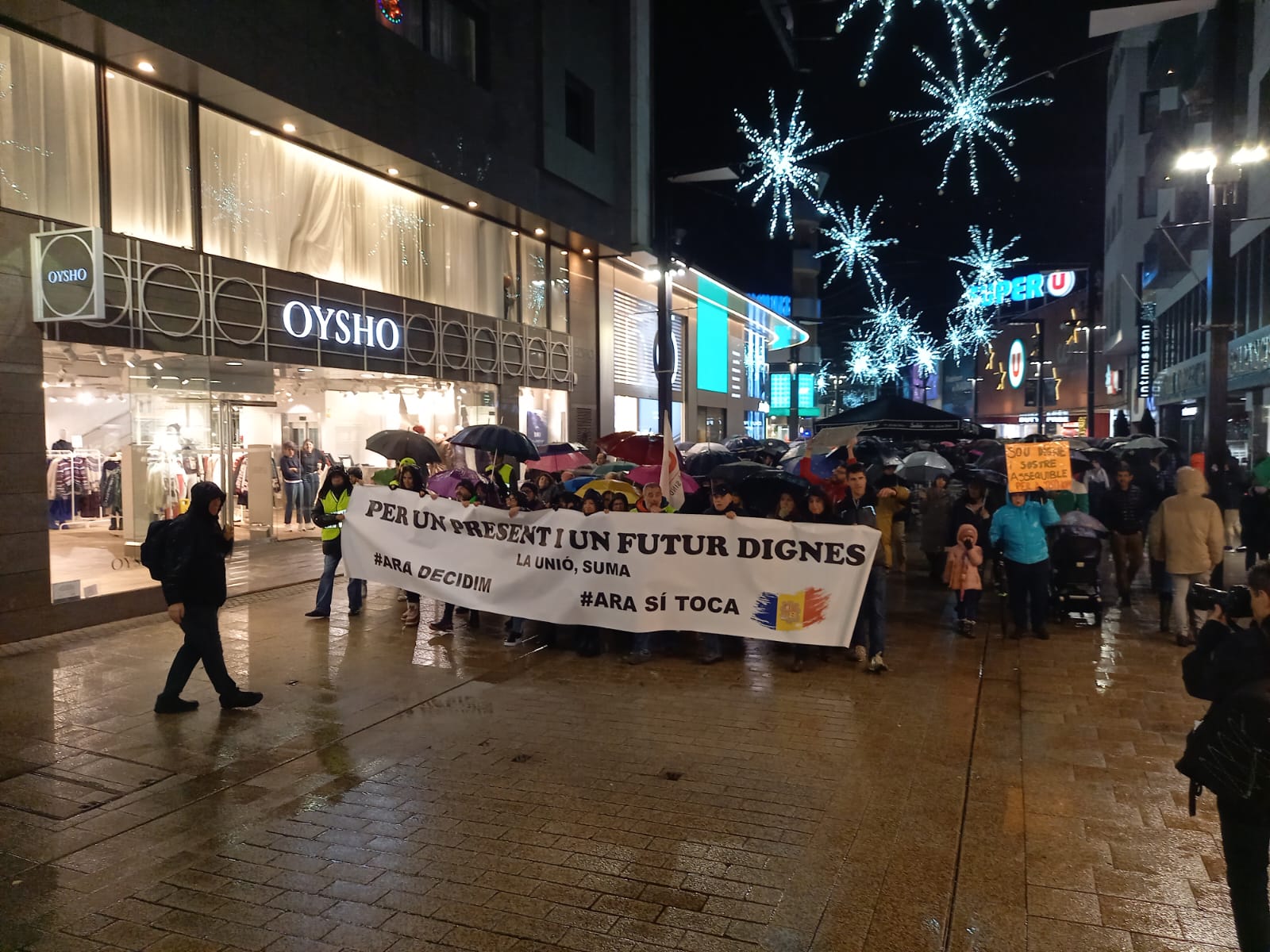 Un moment de la manifestació per l'avinguda Meritxell.