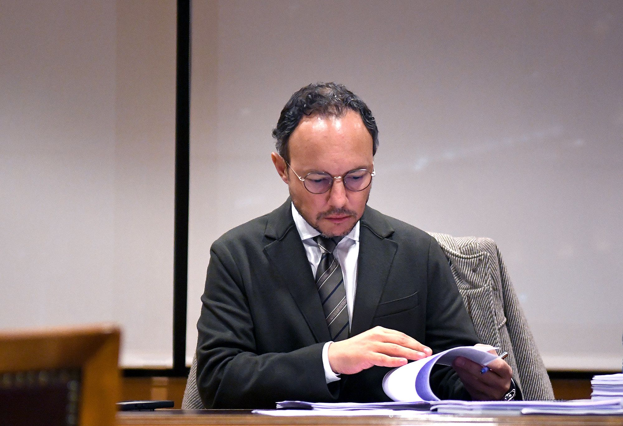 Xavier Espot repassant notes abans de valorar, fa dues setmanes, la interposició de la querella. Xavier Espot repassant notes abans de valorar, fa dues setmanes, la interposició de la querella.