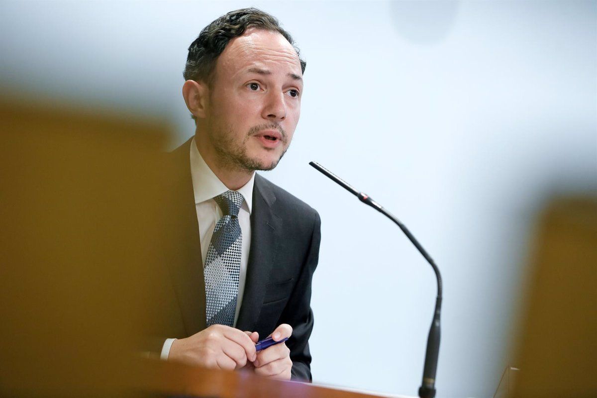 El cap de Govern, Xavier Espot, en una roda de premsa a l'edifici de Govern. La portaveu del Sindicat, Rebeca Bonache.