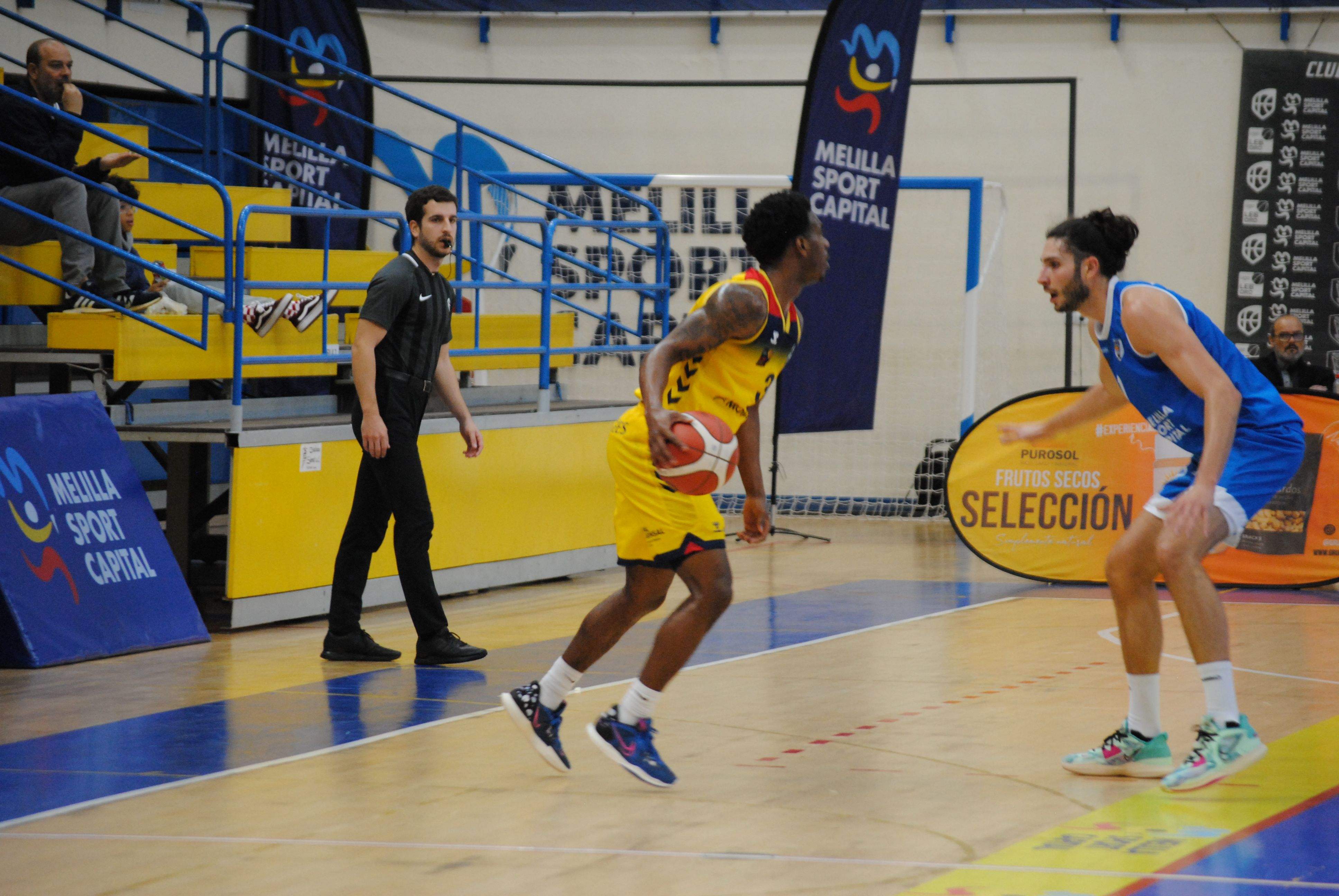 Speight intenta fer jugada en el partit d'aquest diumenge a Melilla.