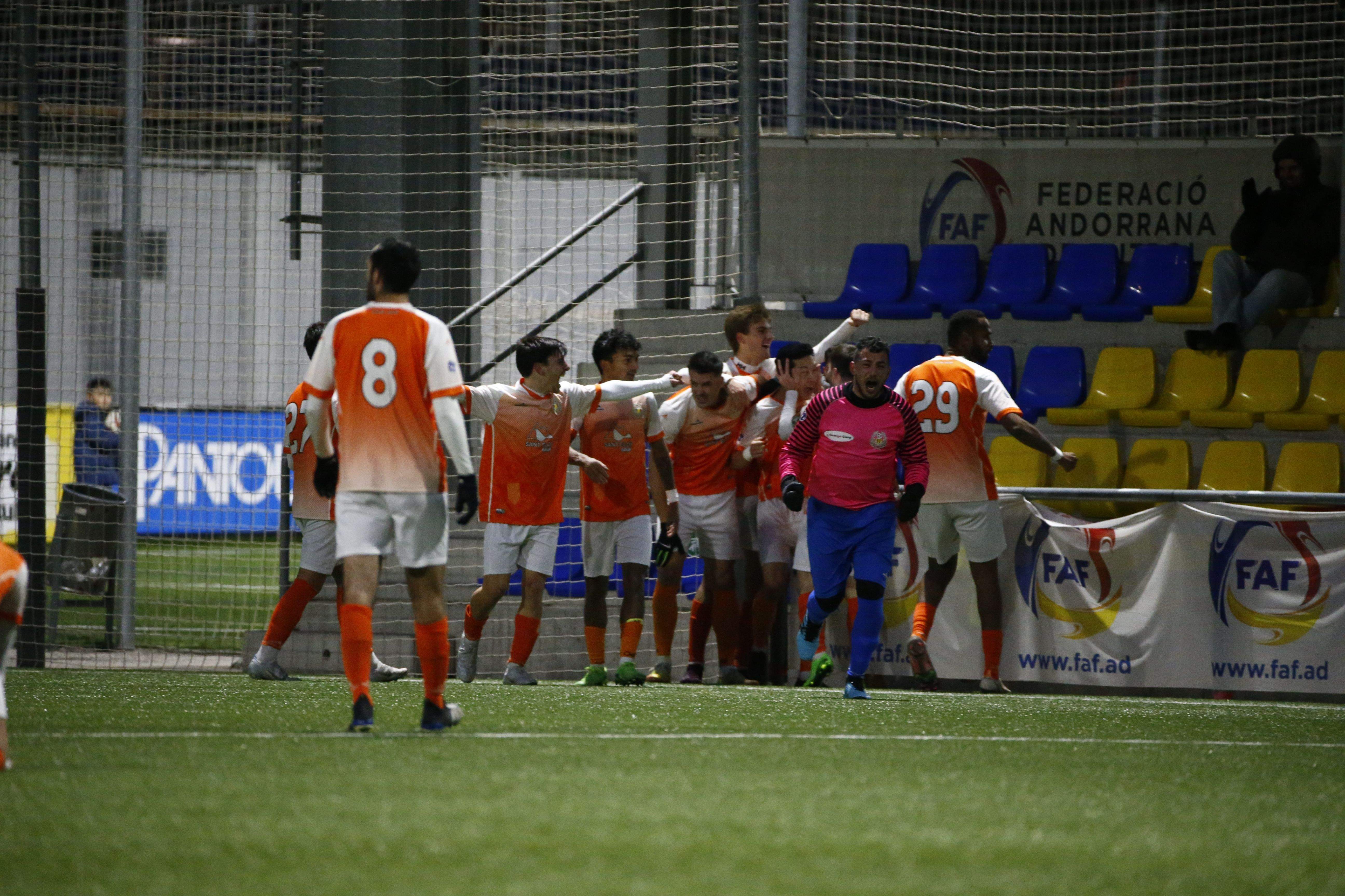 Els jugadors lauredians celebren eufòrics el gol de la victòria. Els jugadors lauredians celebren eufòrics el gol de la victòria.