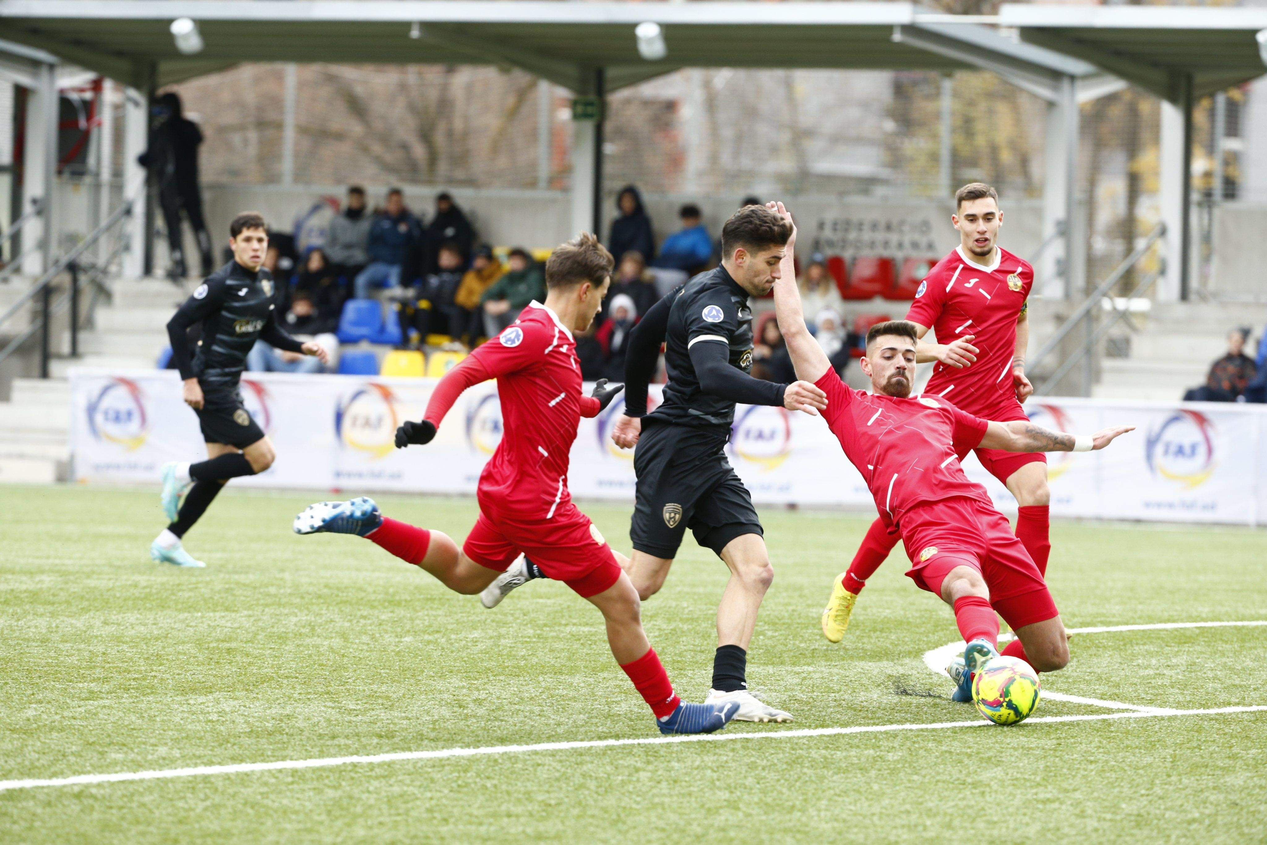 L'FC Santa Coloma va ser l'únic equip en superar a la UE el curs passat. L'FC Santa Coloma va ser l'únic equip en superar a la UE el curs passat.