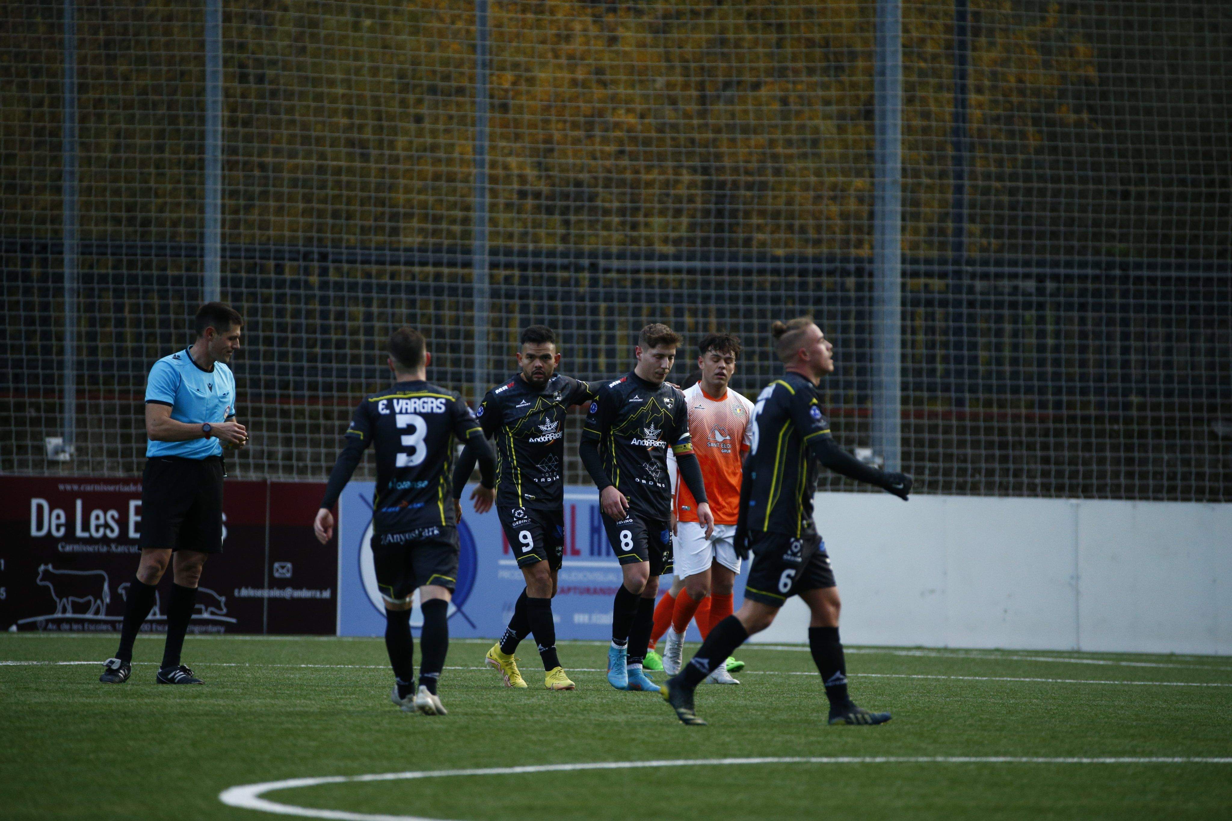 Celebració d'un dels gols (estèrils) de l'FC Ordino. Celebració d'un dels gols (estèrils) de l'FC Ordino.