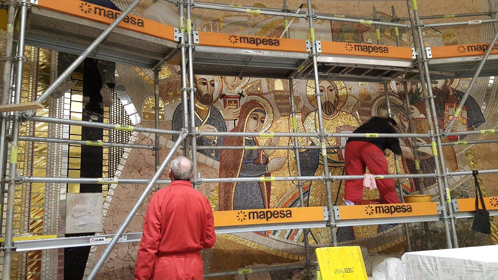 Rupnik, a l'esquerra, treballant a Sant Julià. Rupnik, a l'esquerra, treballant a Sant Julià.
