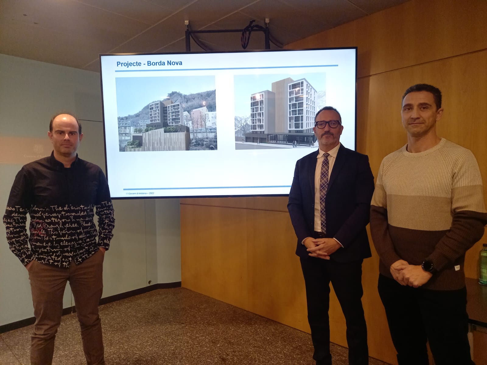 Els arquitectes Jacint Gil i Pau Iglesias, amb Filloy al costat dels renders amb el projecte.