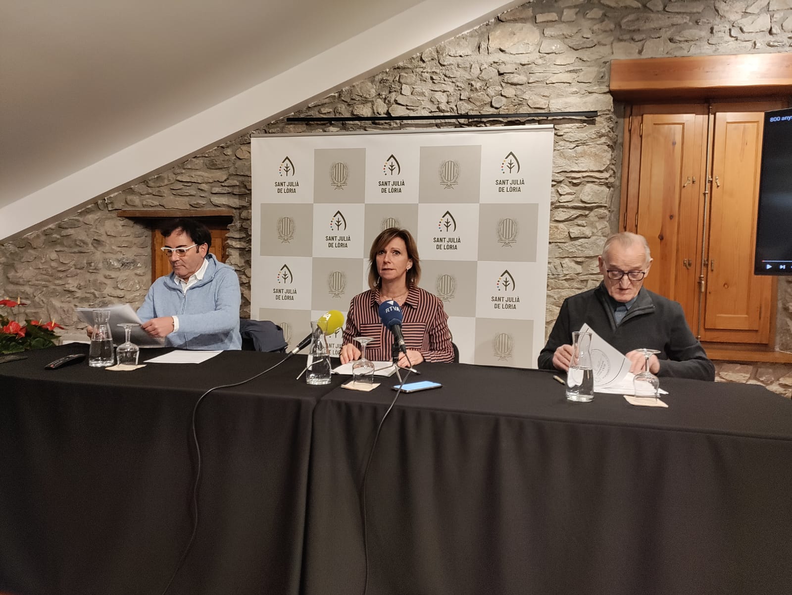 Mossèn Pepe, la cònsol menor Mireia Codina, i l'Arxiprest Ramon Sàrries durant la roda de premsa.