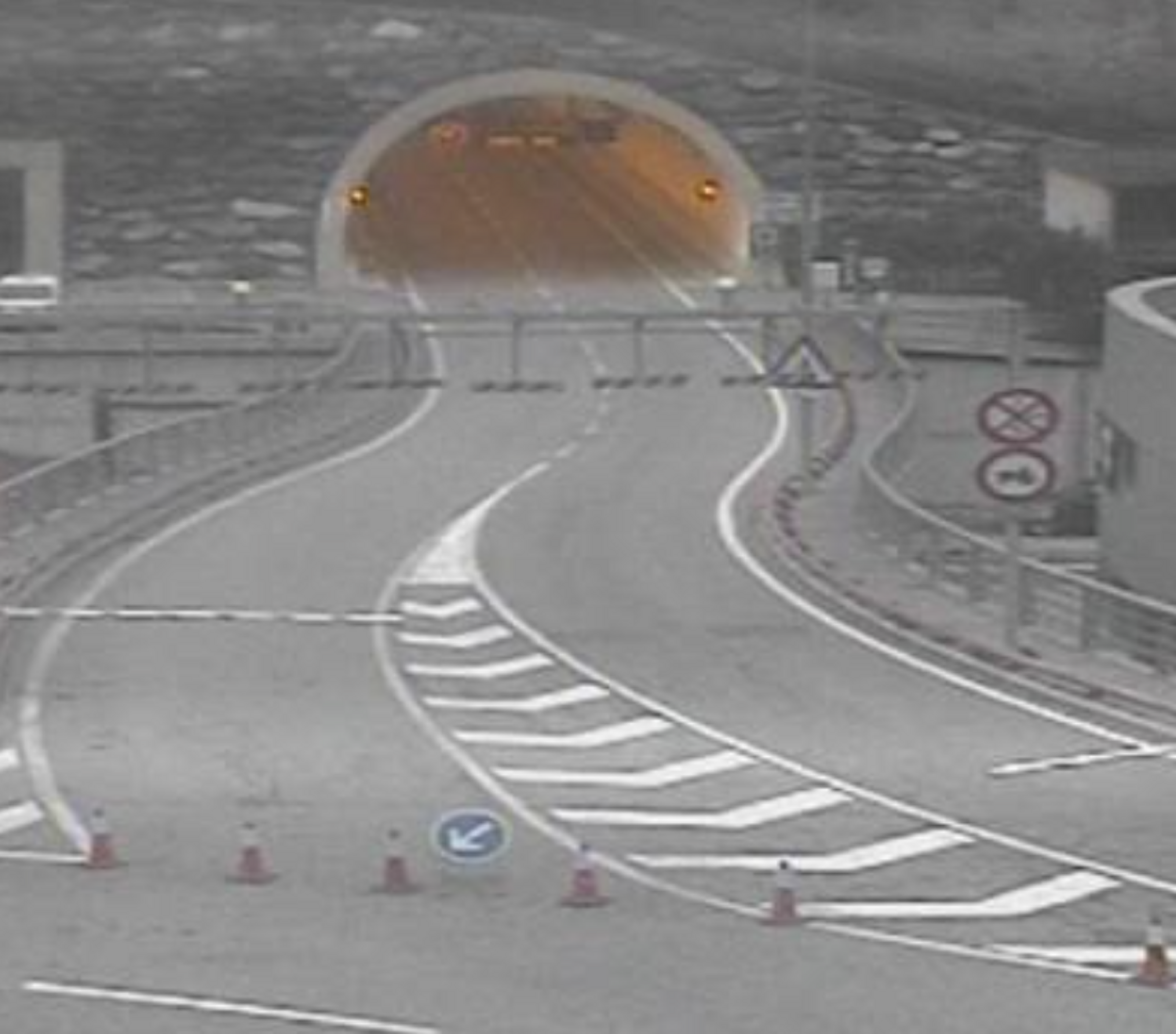 Una imatge dels cons que impedeixen el pas cap al túnel.