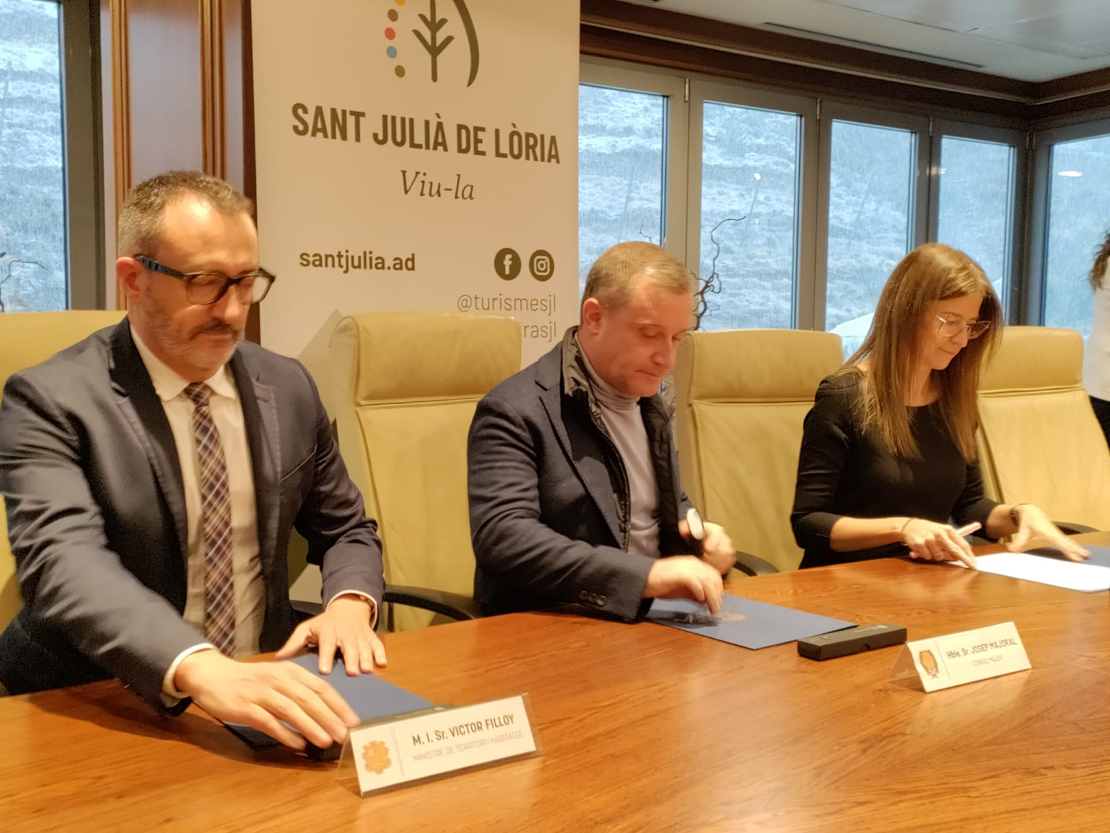 Filloy, Majoral i Riva durant la signatura del conveni.