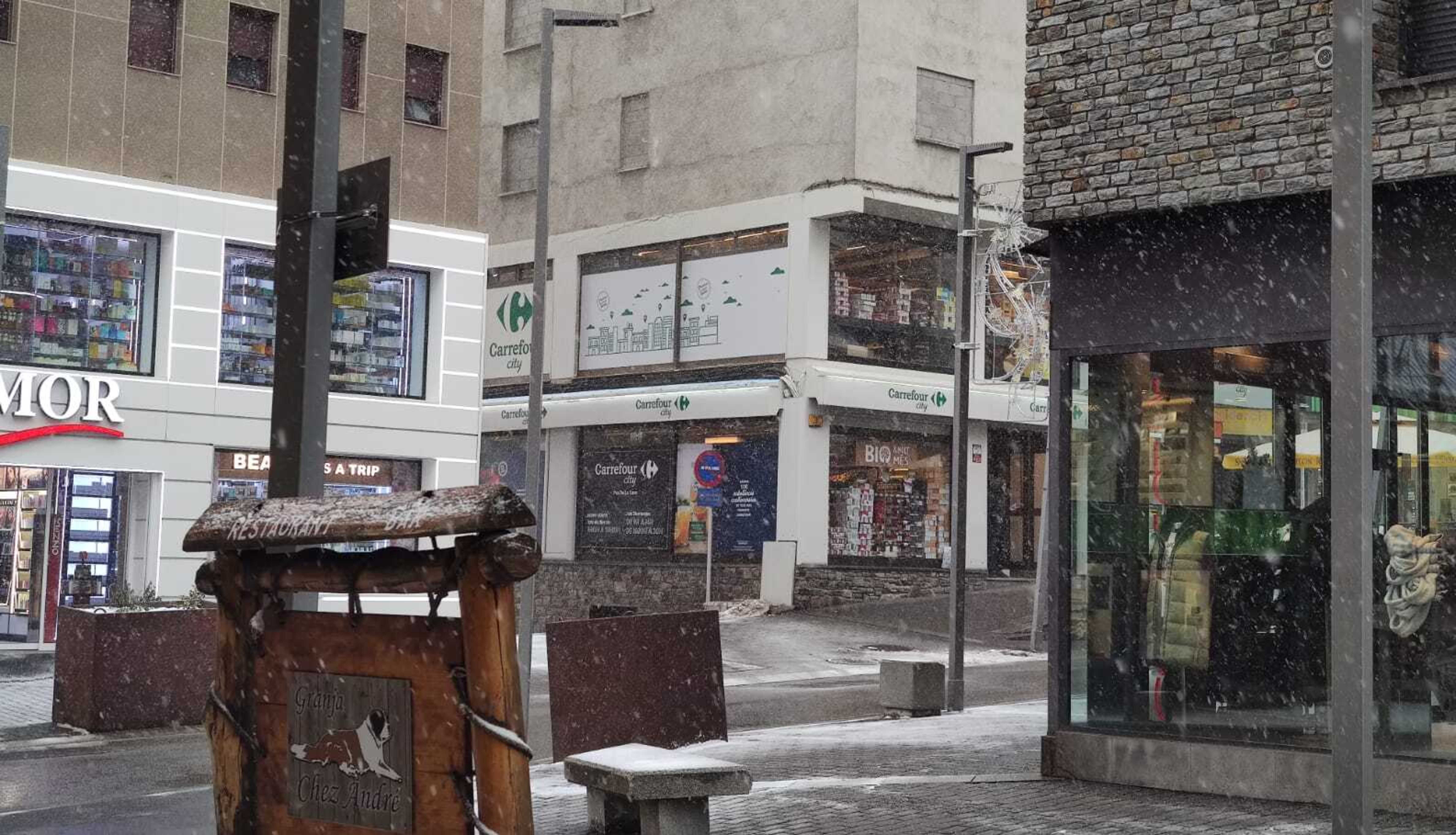 L'establiment afectat, al centre de la imatge, després de recuperar, a primera hora d'aquesta tarda, la normalitat.