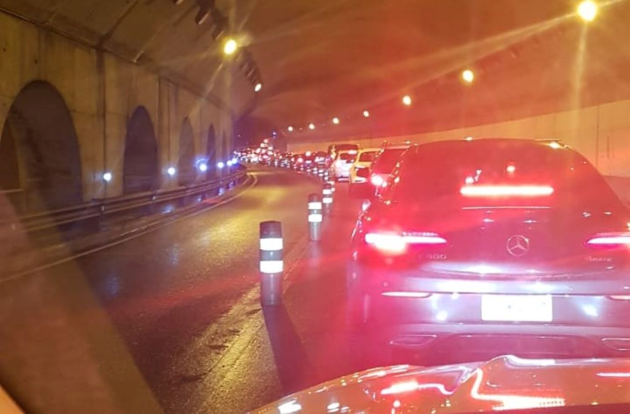 Cua per accedir a la Massana.