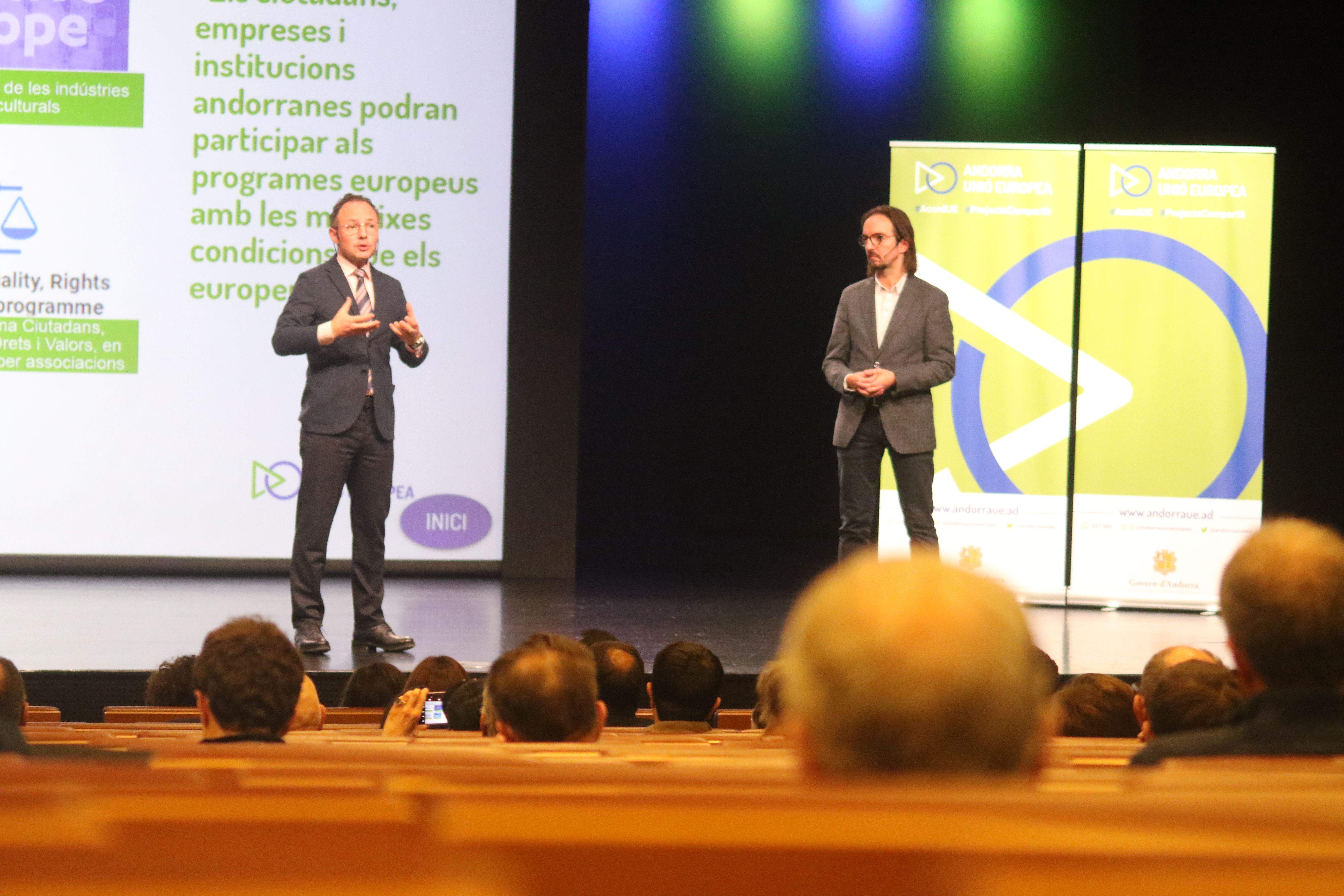 Xavier Espot donant explicacions al costat de Landry Riba durant l'acte al Centre de Congressos d'Andorra la Vella.