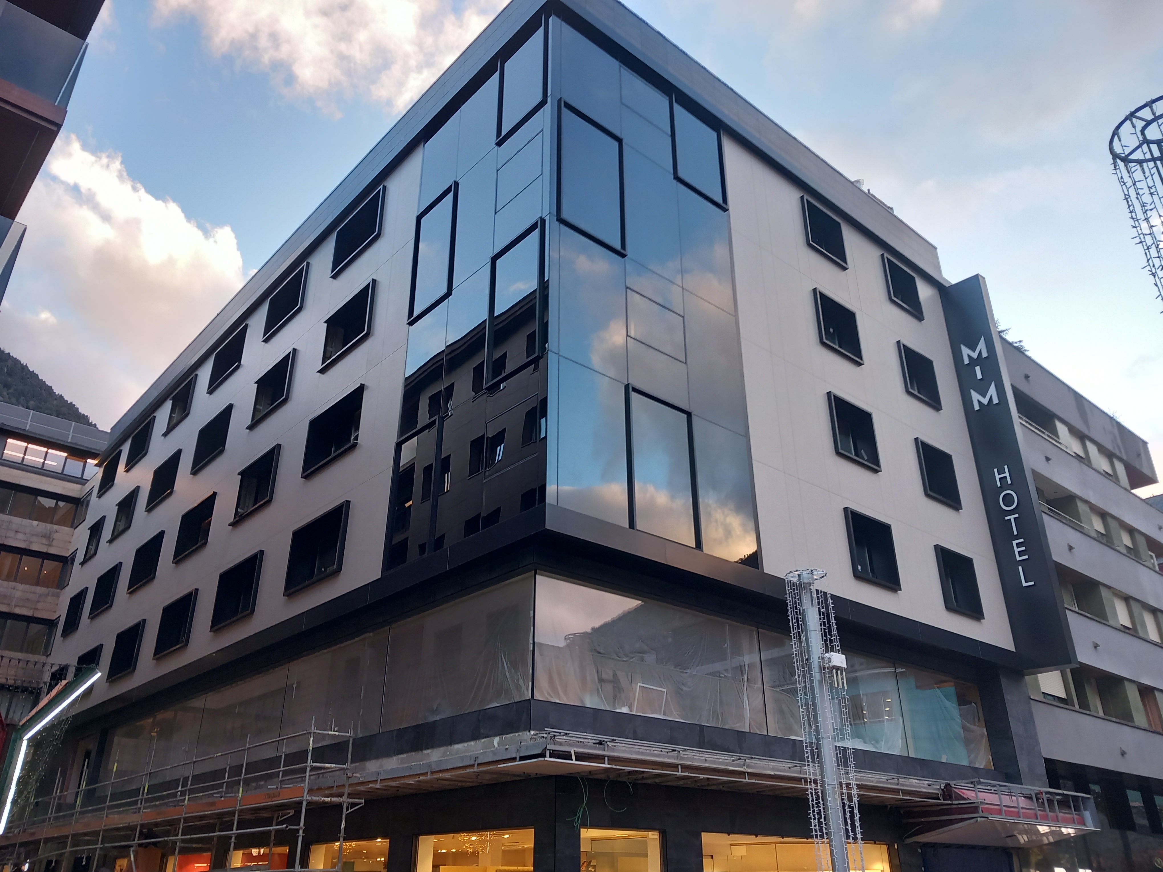 L'hotel MIM, ja sense bastida. 