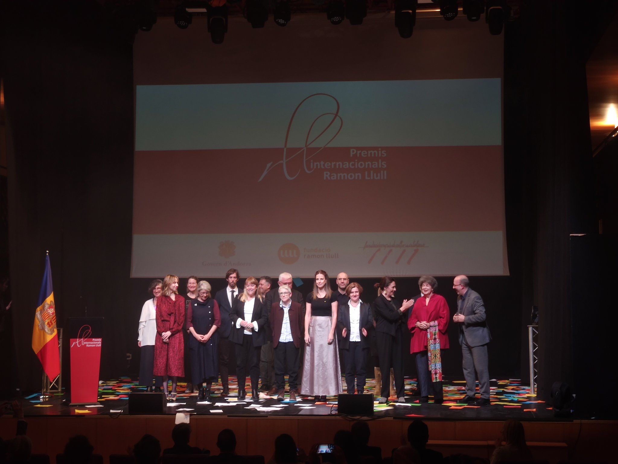 Foto de família de les guanyadores del premi Ramon Llull.