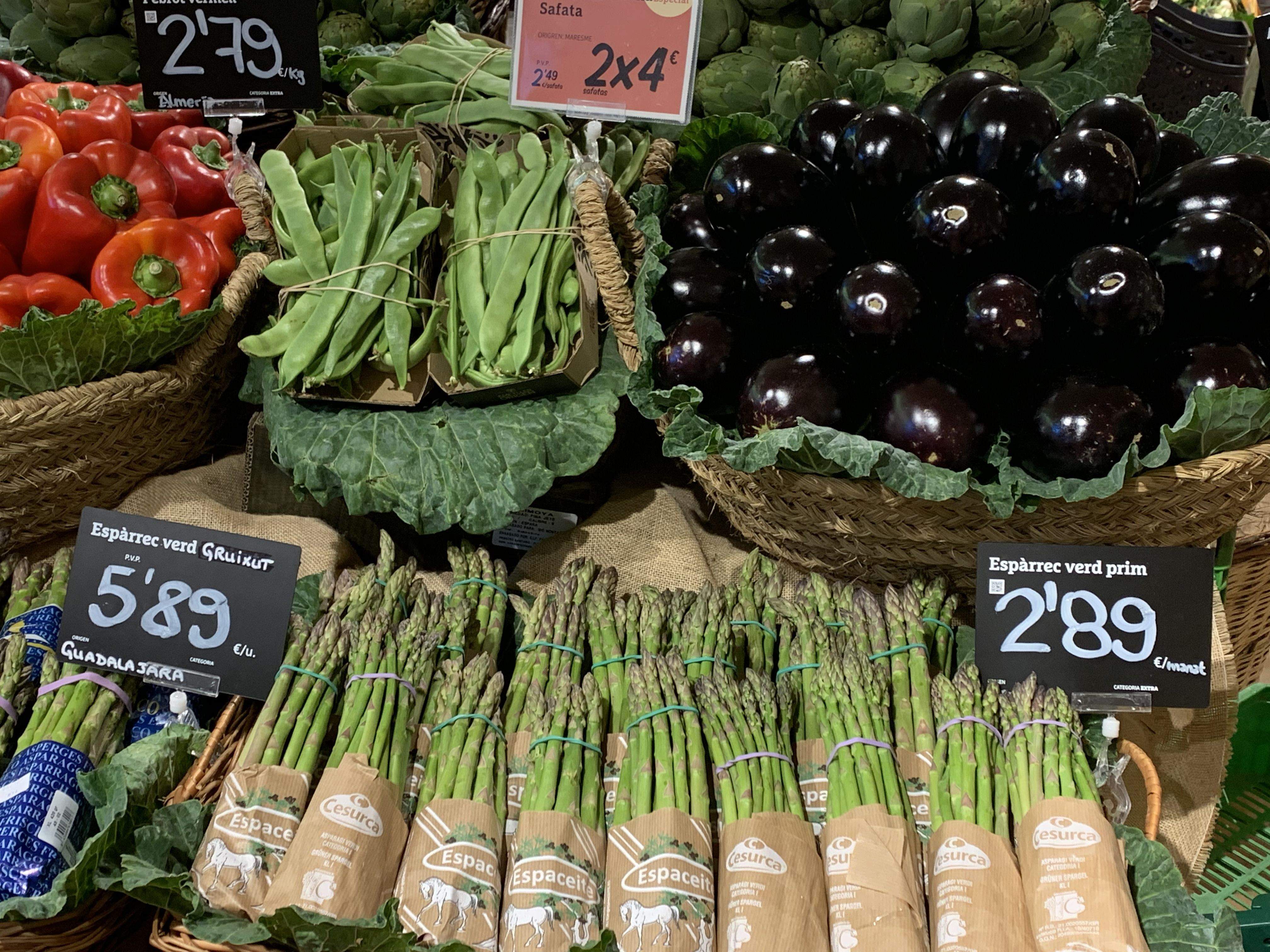 Verdures exposades en un supermercat del país.
