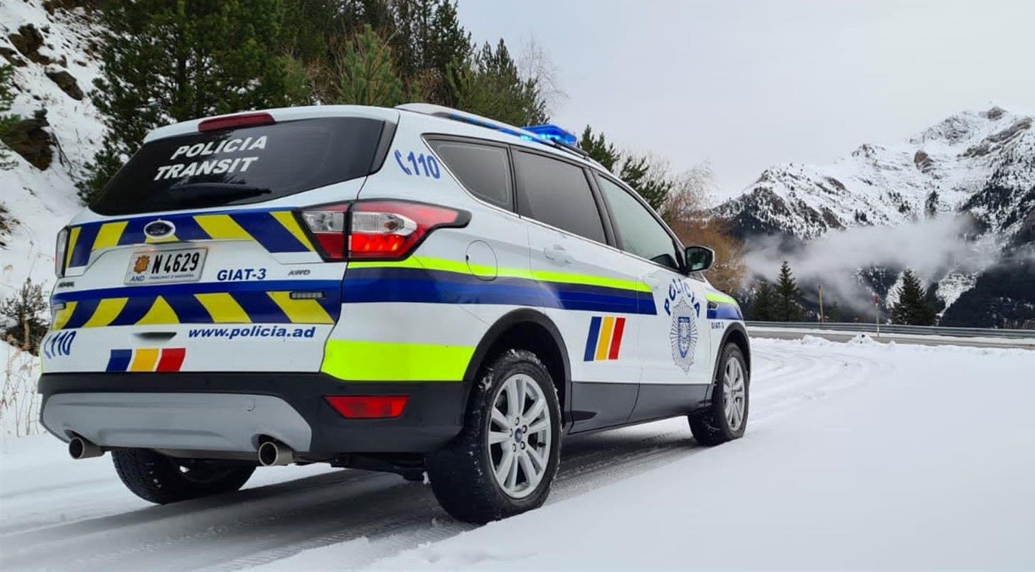 Un vehicle de Policia en una carretera nevada.