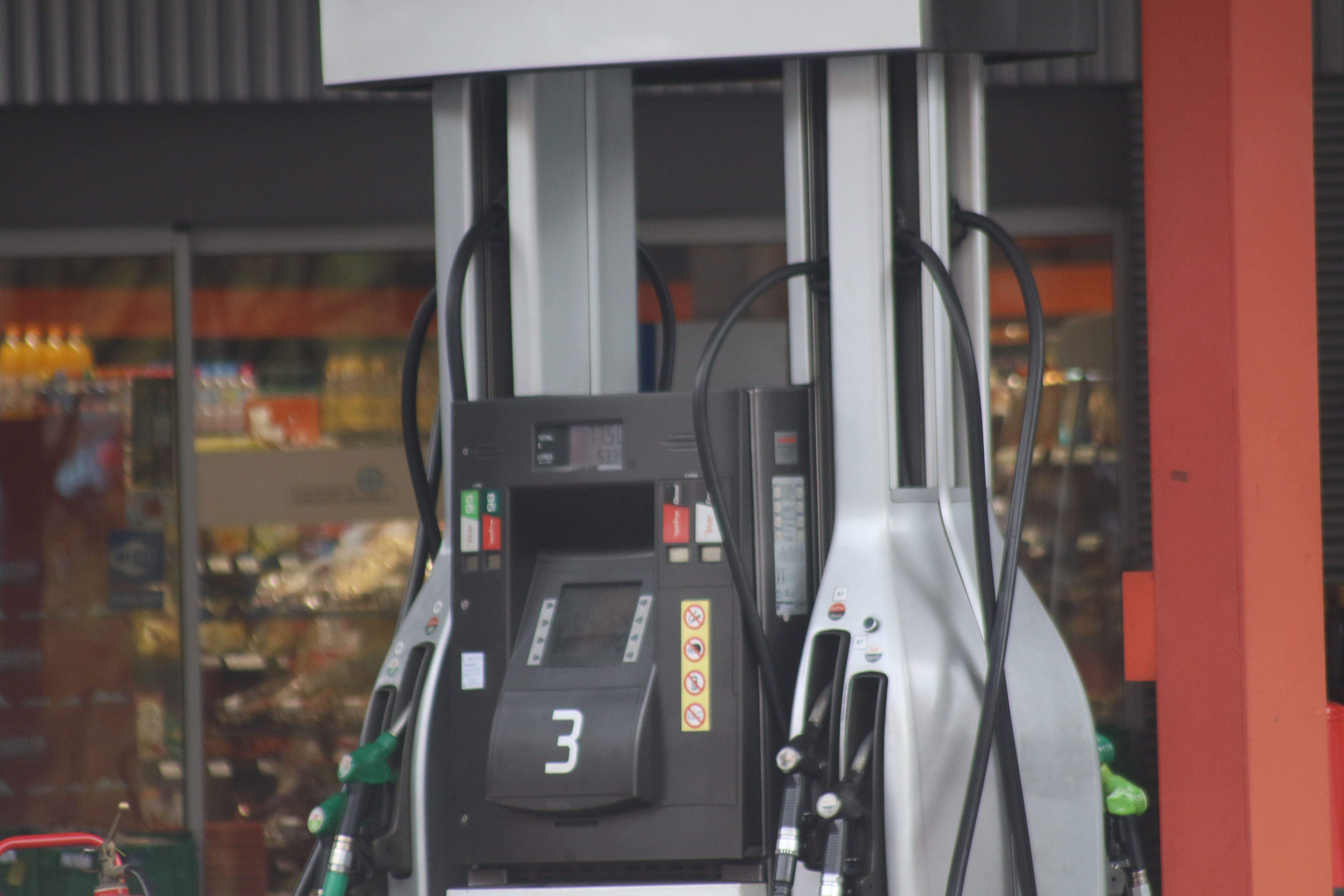 Sortidors de carburant a una benzinera.