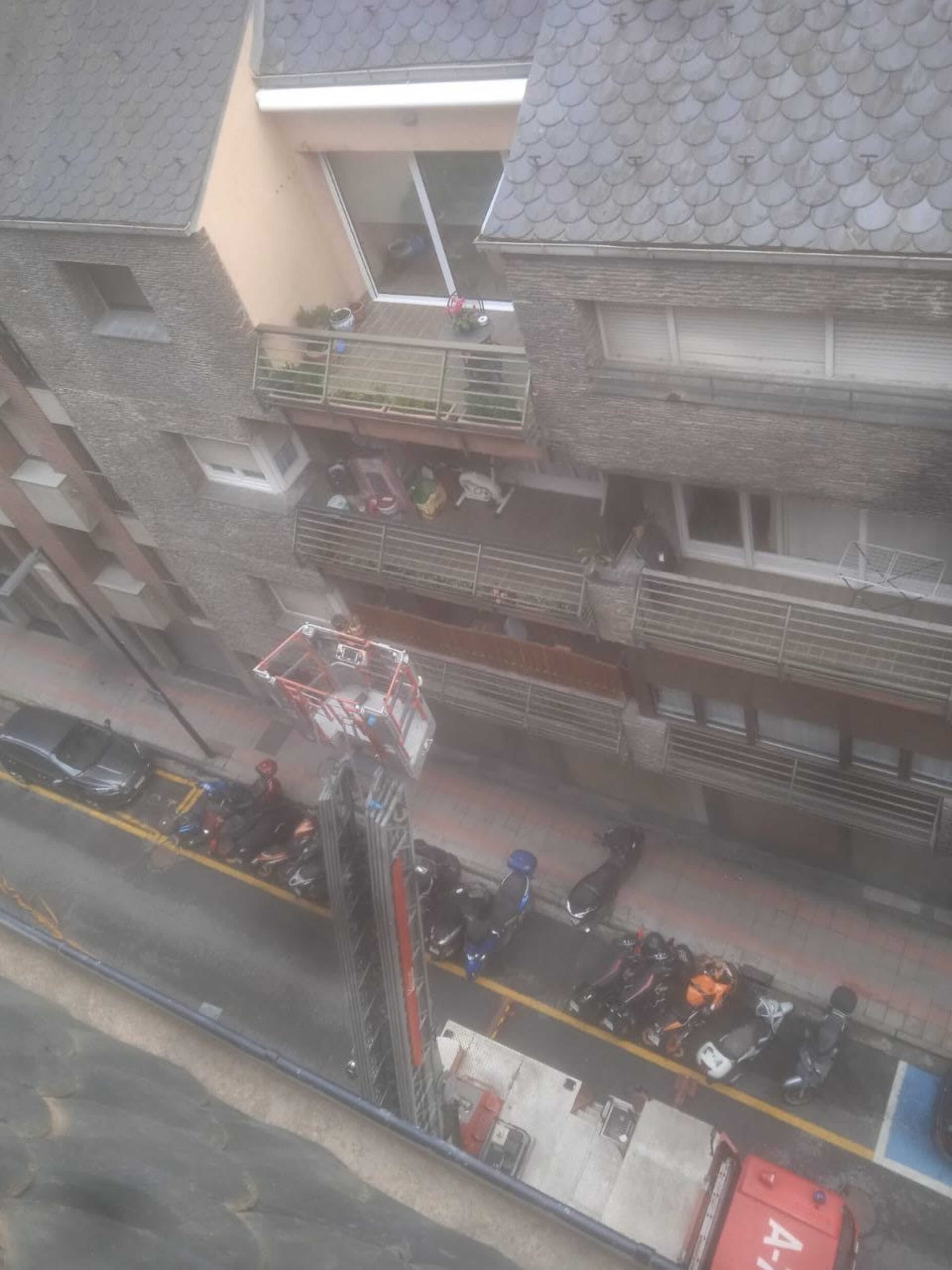 El camió de bombers desplegant-se a la zona.