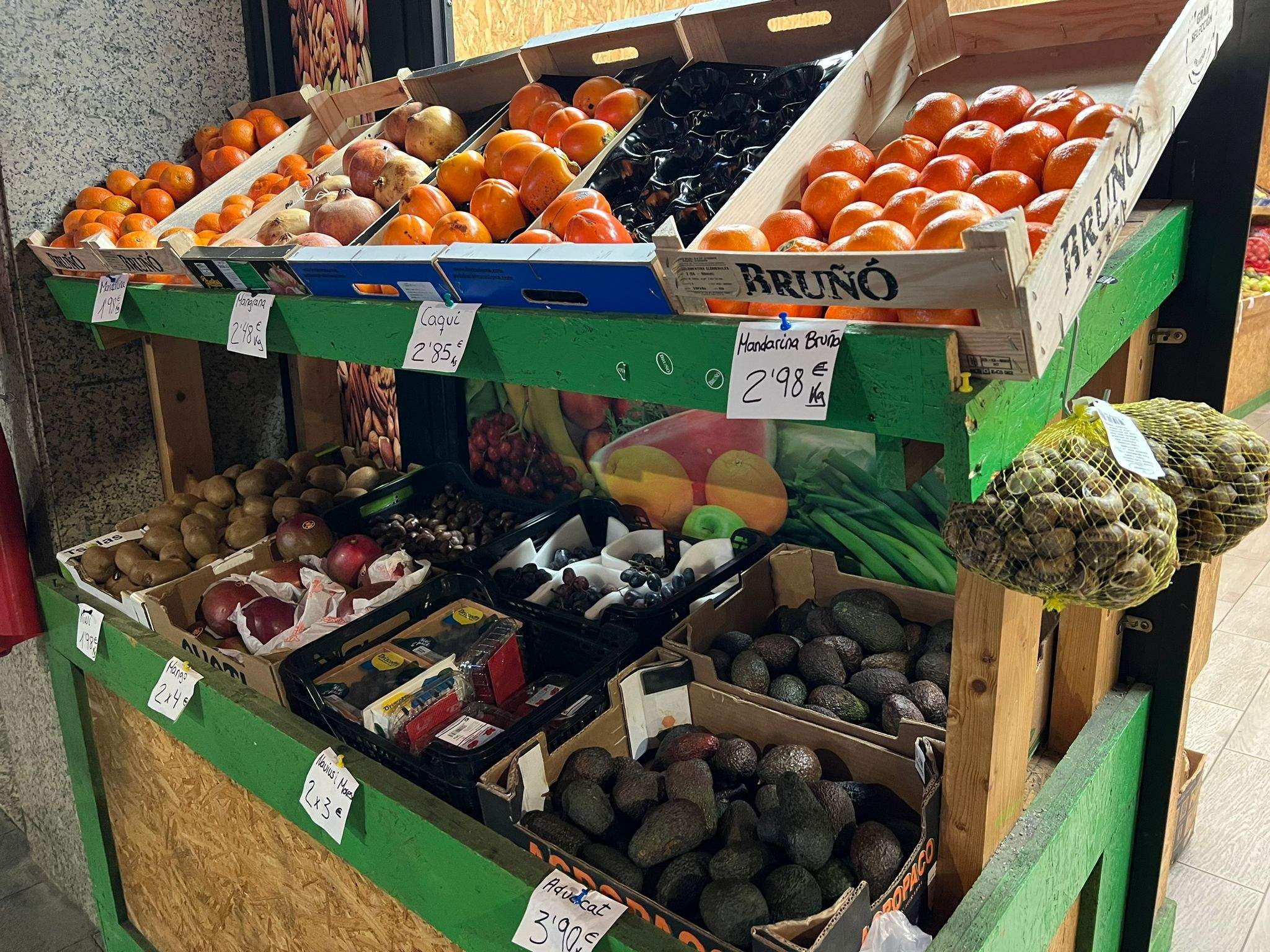 Fruita i verdura a un dels petits comerços del país