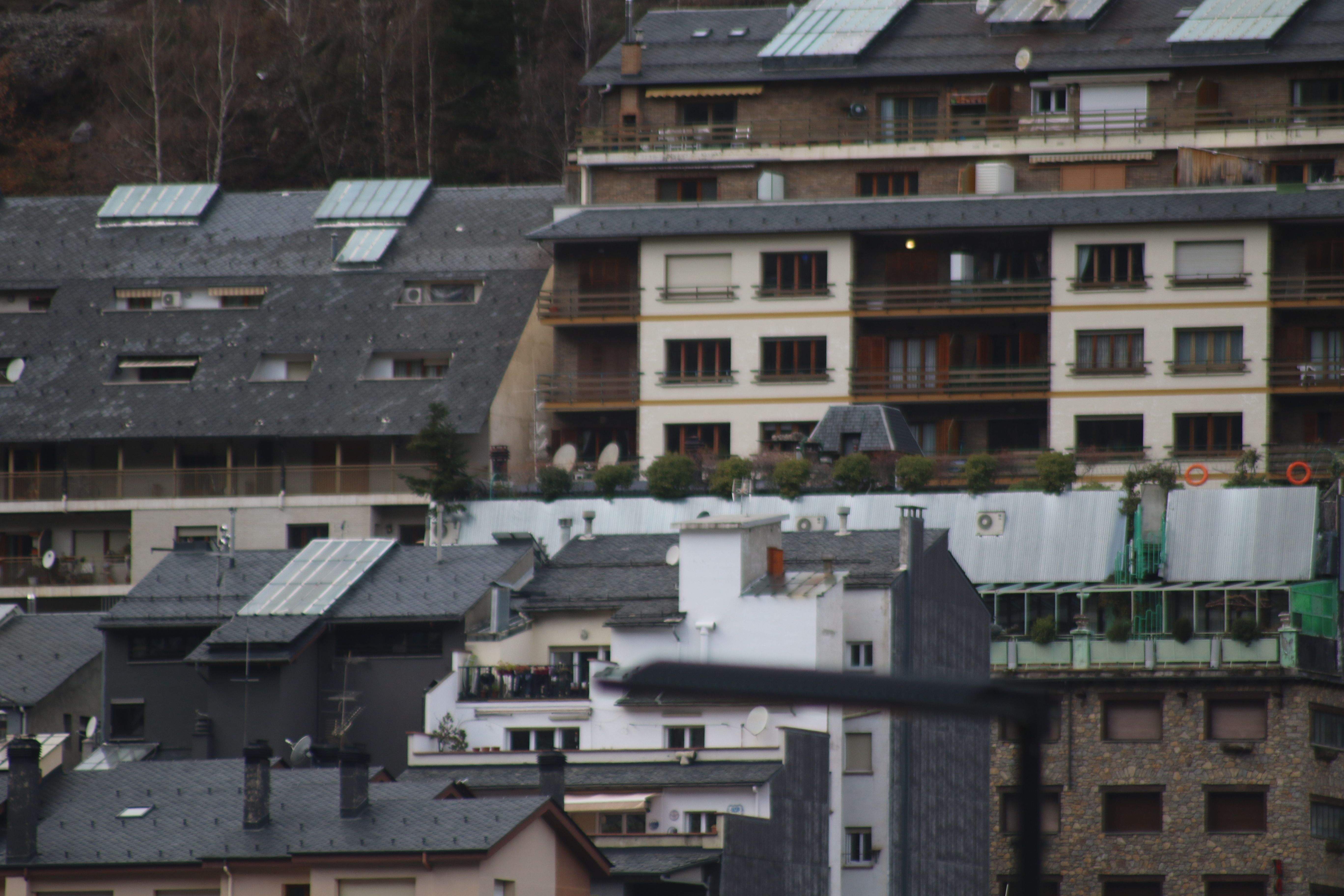 Vista d'un grup d'habitatges a la capital. Vista d'un grup d'habitatges a la capital.