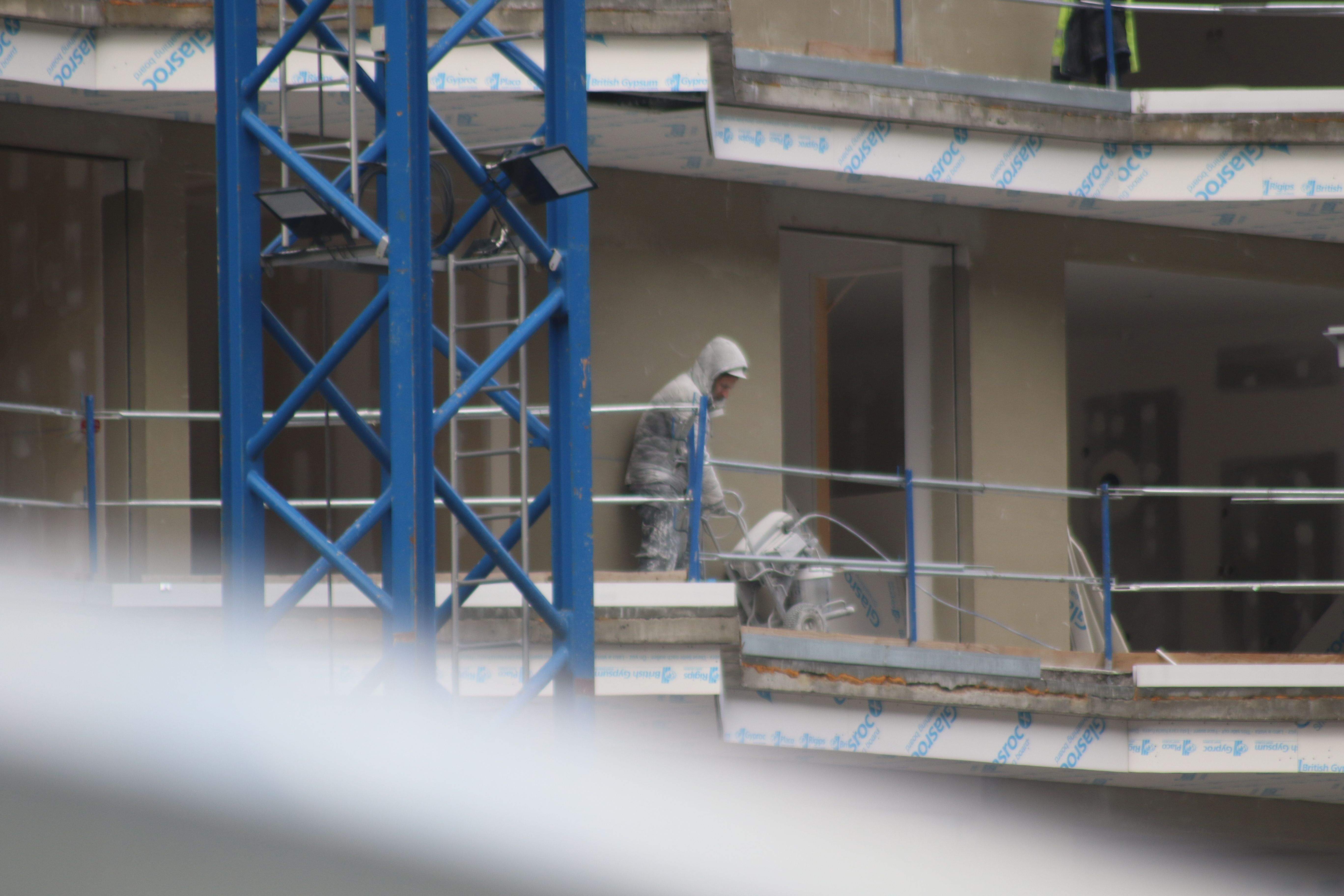 Un treballador a una obra del país.