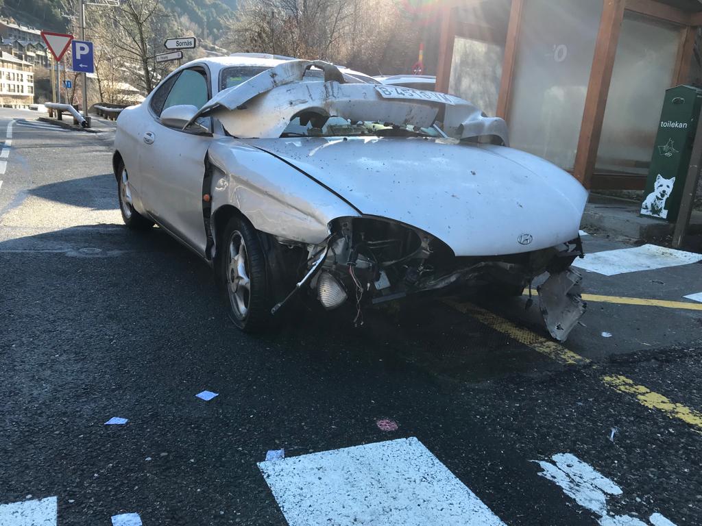 Una imatge del cotxe accidentat, retirat al marge de la calçada.