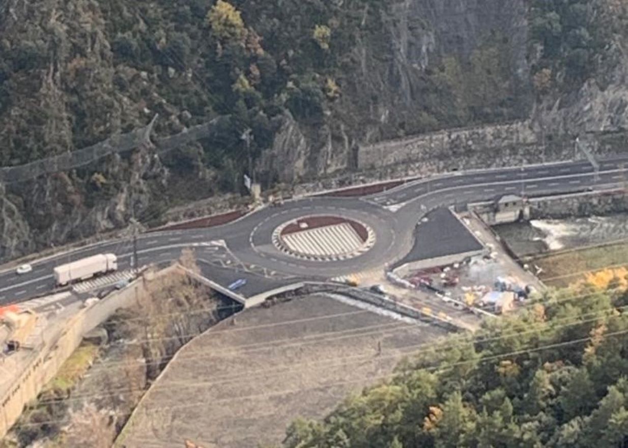 La rotonda de la Borda Sabaté fotografiada des de la Moixella. La rotonda de la Borda Sabaté fotografiada des de la Moixella.
