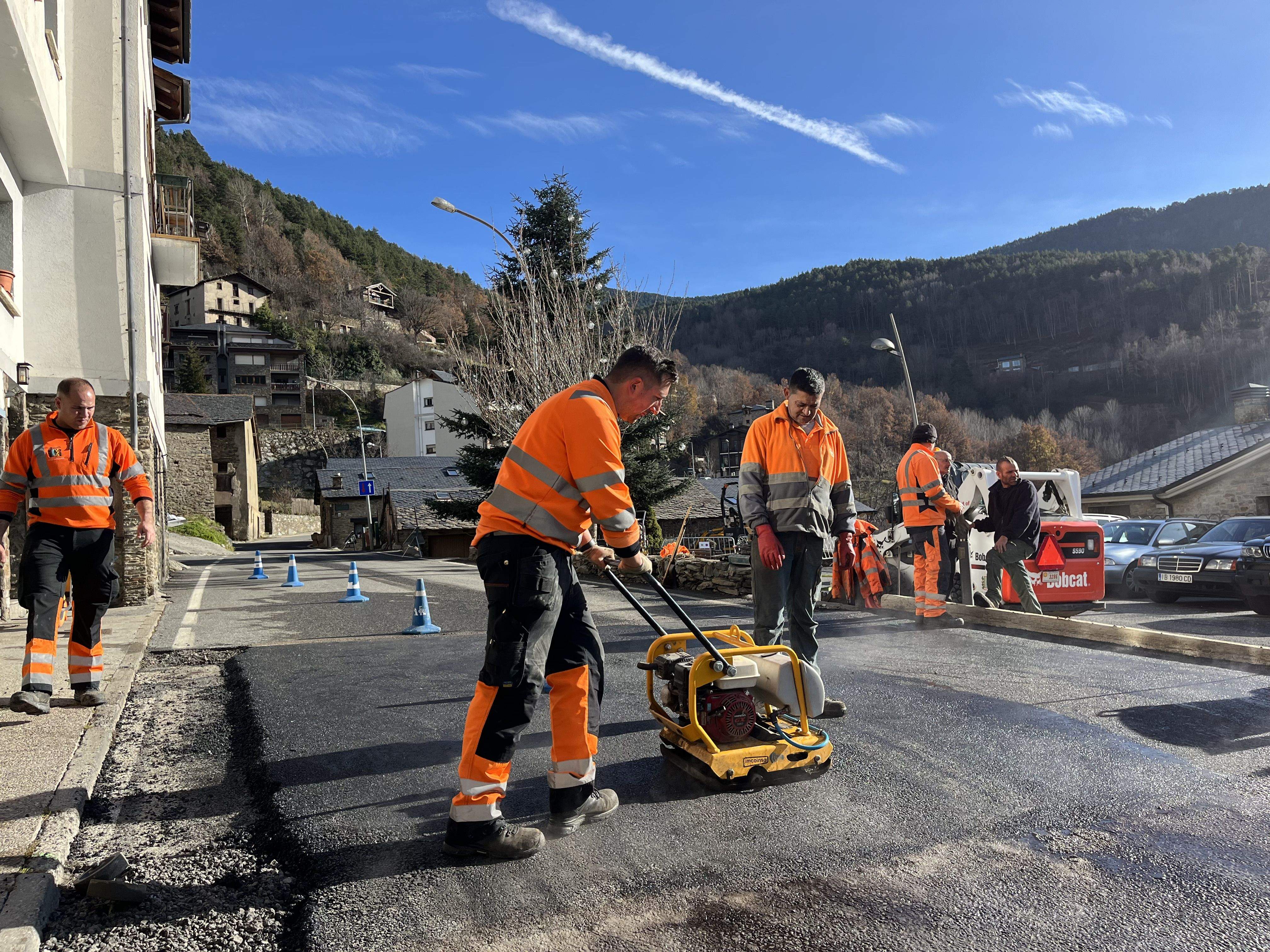 Operaris treballant en un dels passos al centre d'Anyós.
