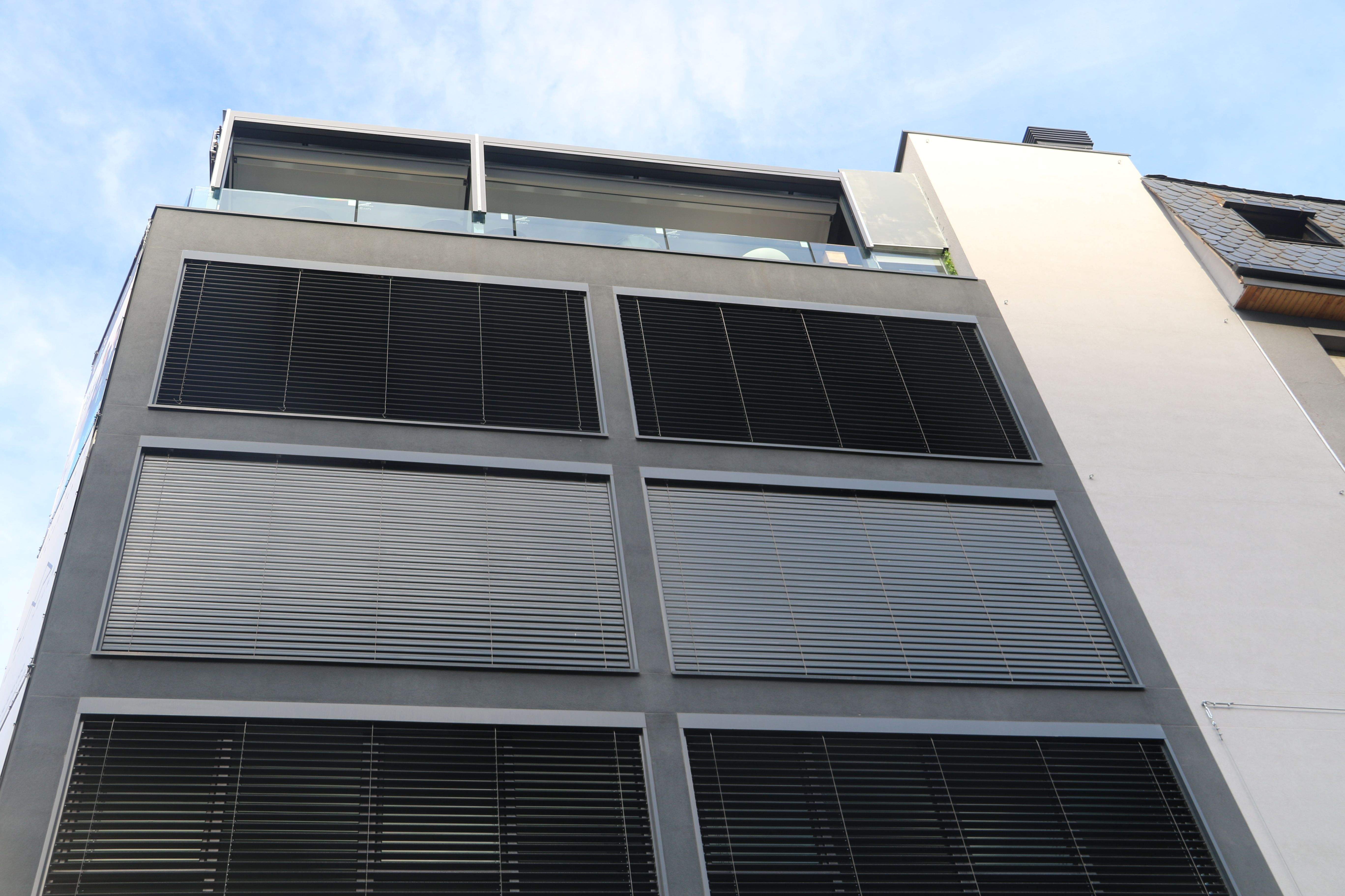 La família mai apuja les persianes.