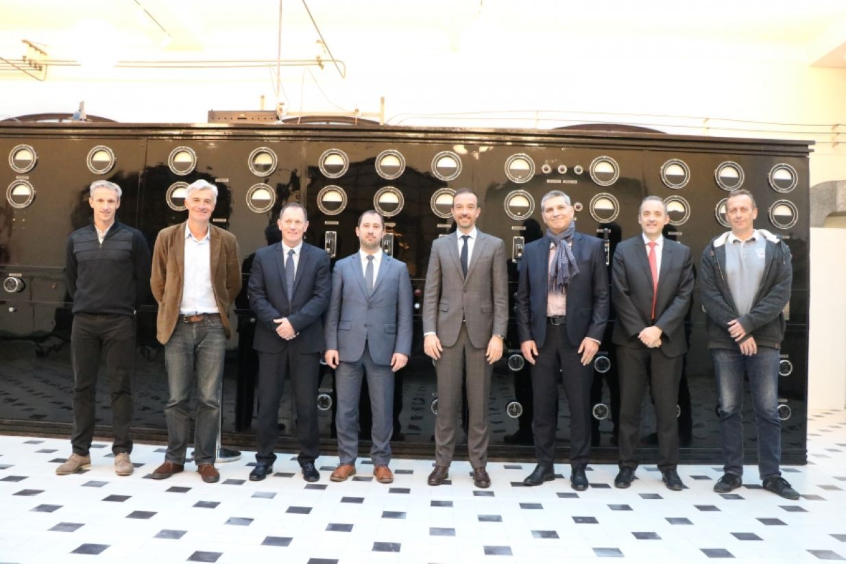 Representants d'Andorra Telecom, Govern i Arteria després de la signatura de l'acord.