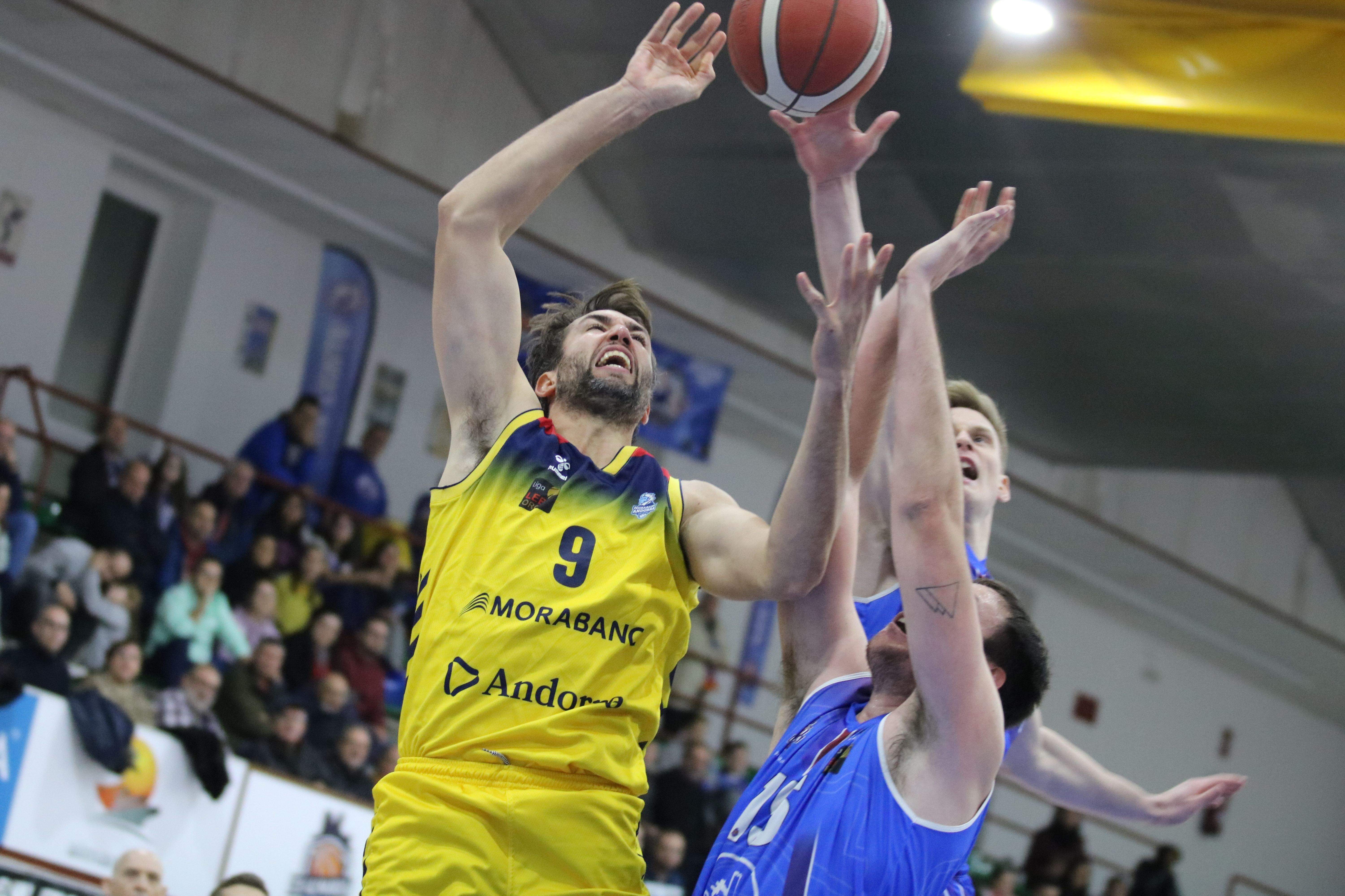 Llovet salta amb un rival en la lluita per una pilota.