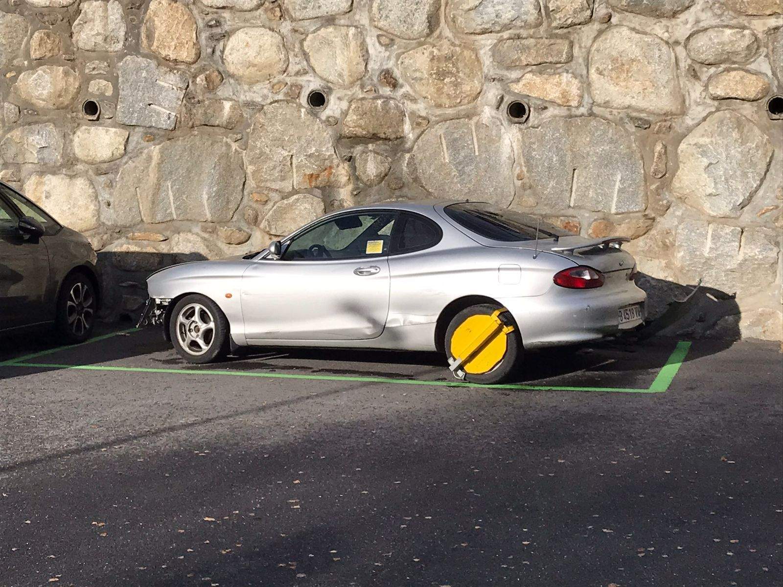 El cotxe accidentat immobilitzat a l'aparcament nou de Sornàs.