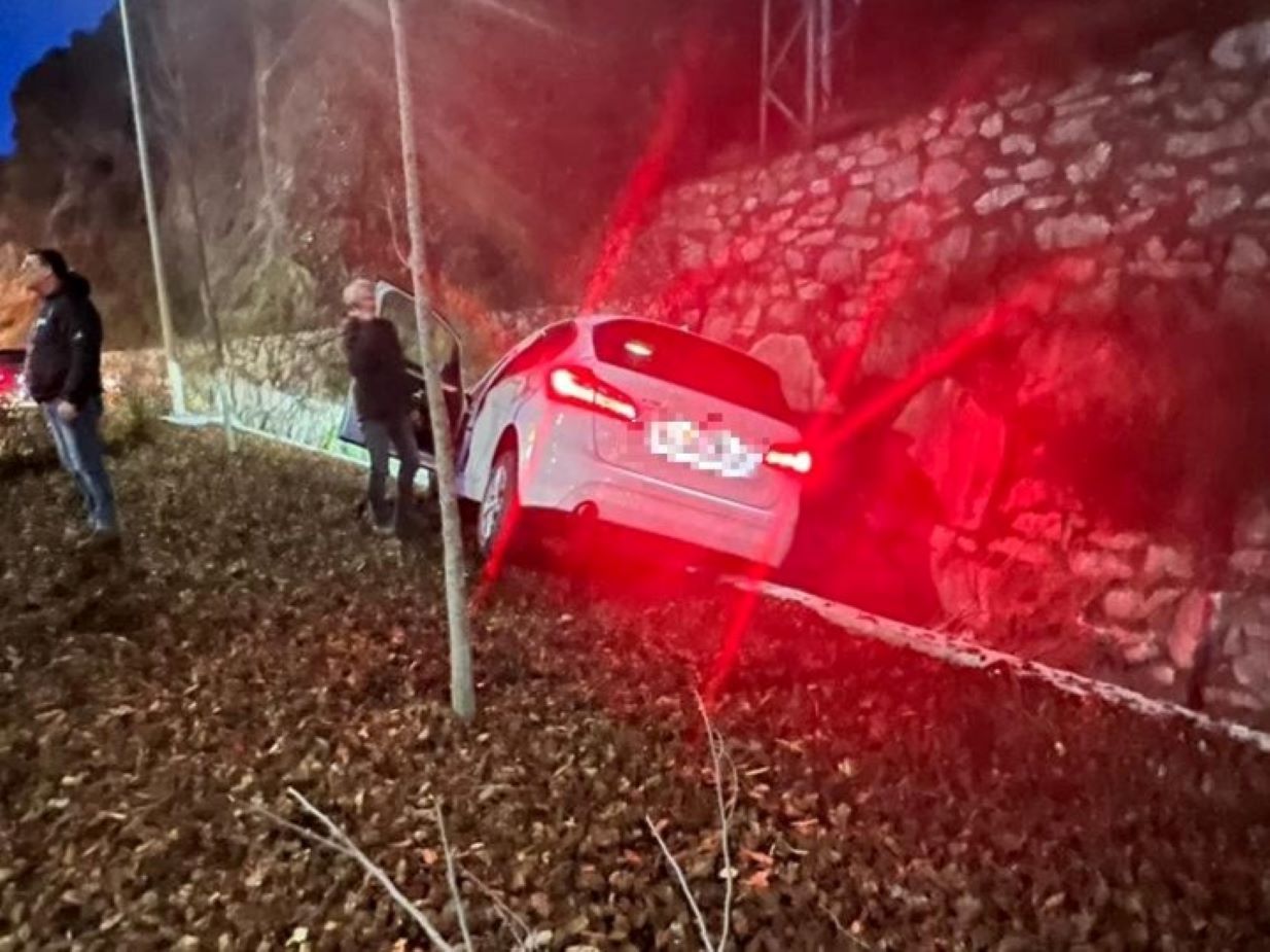 El vehicle accidentat a la rotonda de la borda Sabaté.