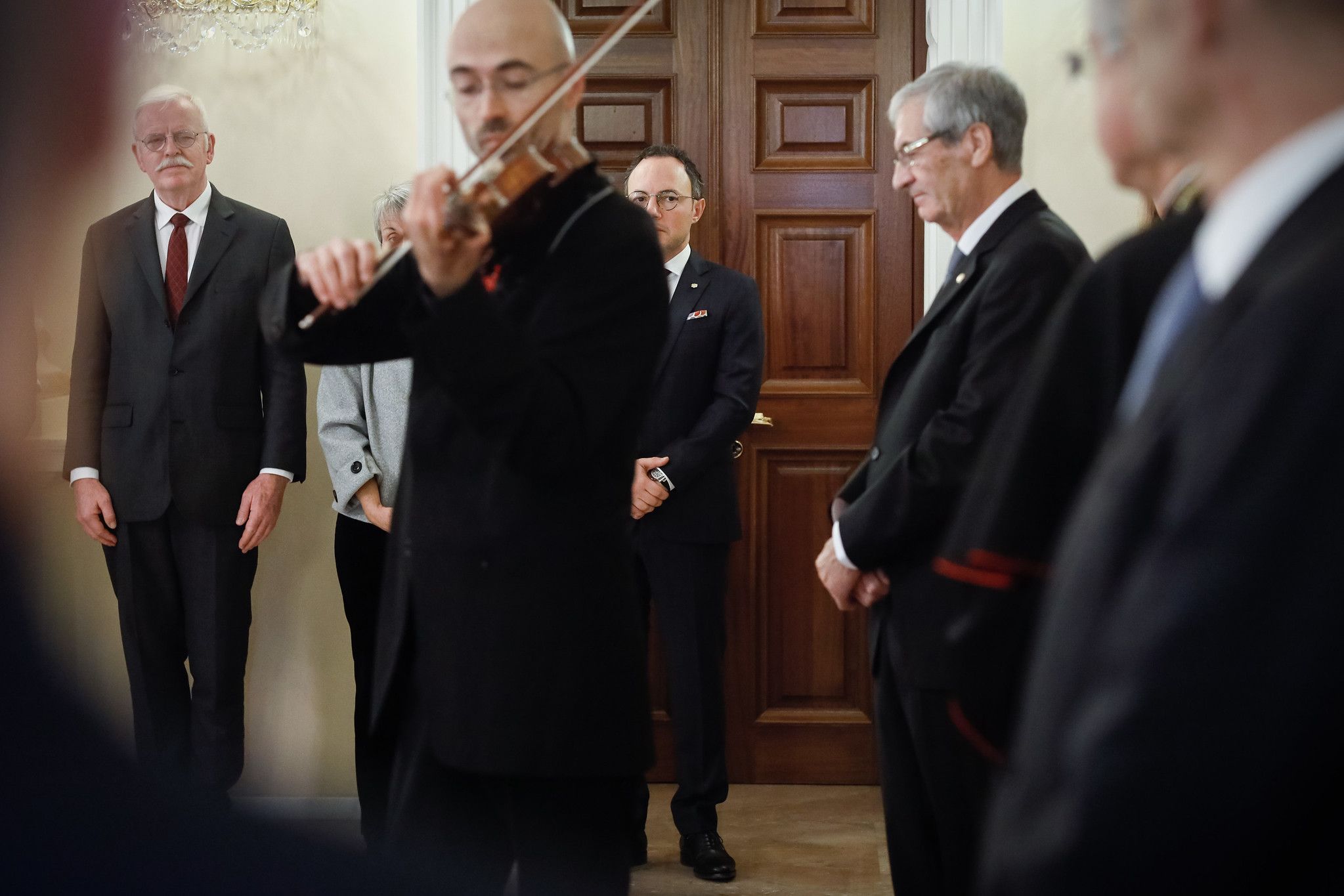 Xavier Espot escolta la interpretació del violinista Àlex Arajol aquest dijous a la Seu d'Urgell.