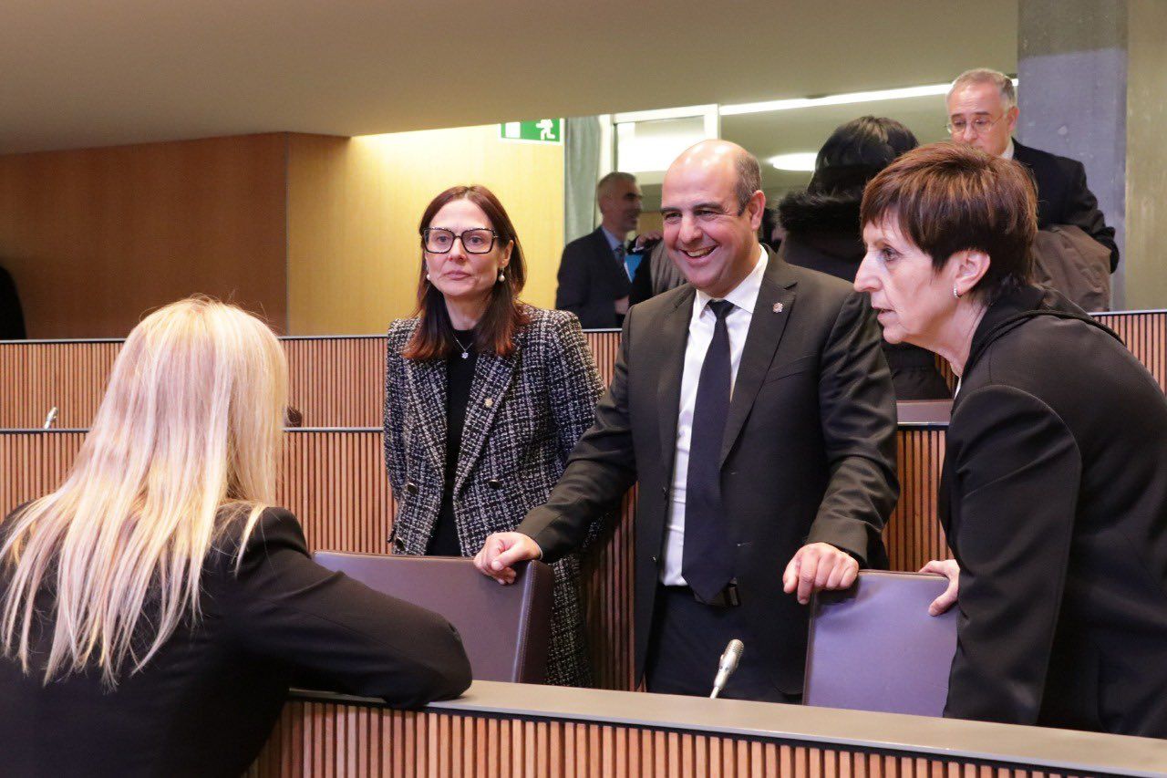 Parlamentaris de la majoria, abans de la sessió.