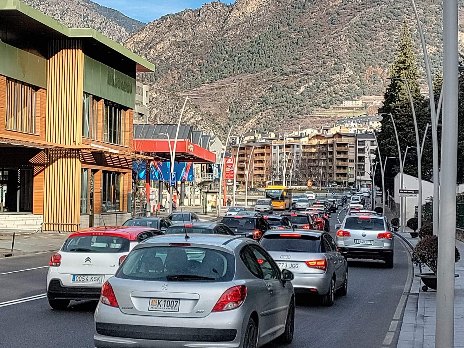 Retencions a l'entrada a Sant Julià en sentit nord aquest dilluns.