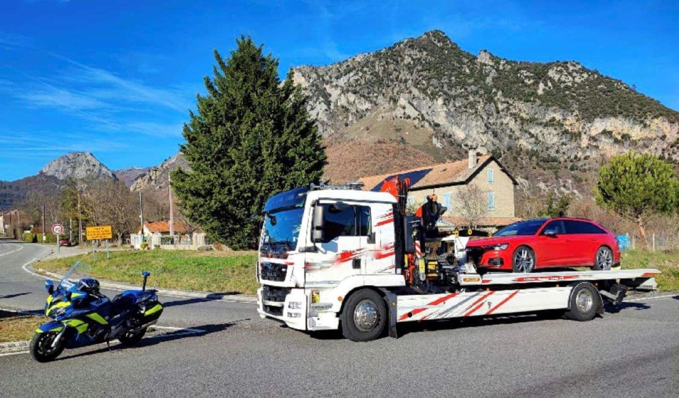 El cotxe, comissat per la gendarmeria.