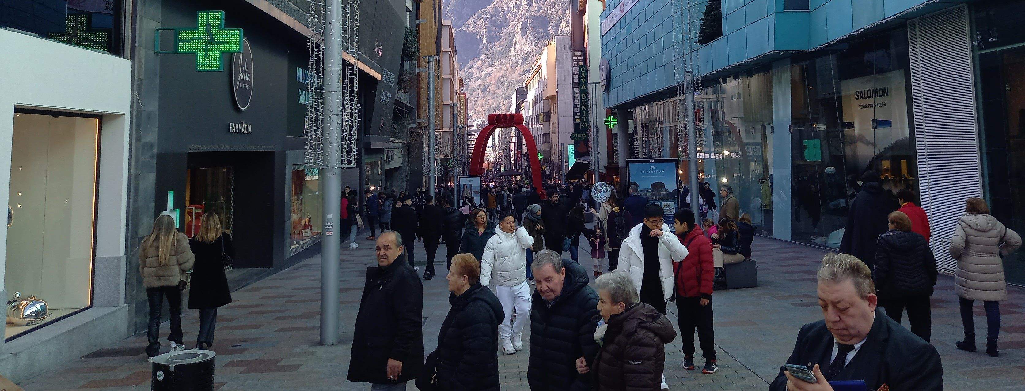 El tram final de Carlemany, amb Meritxell de fons, aquest migdia.