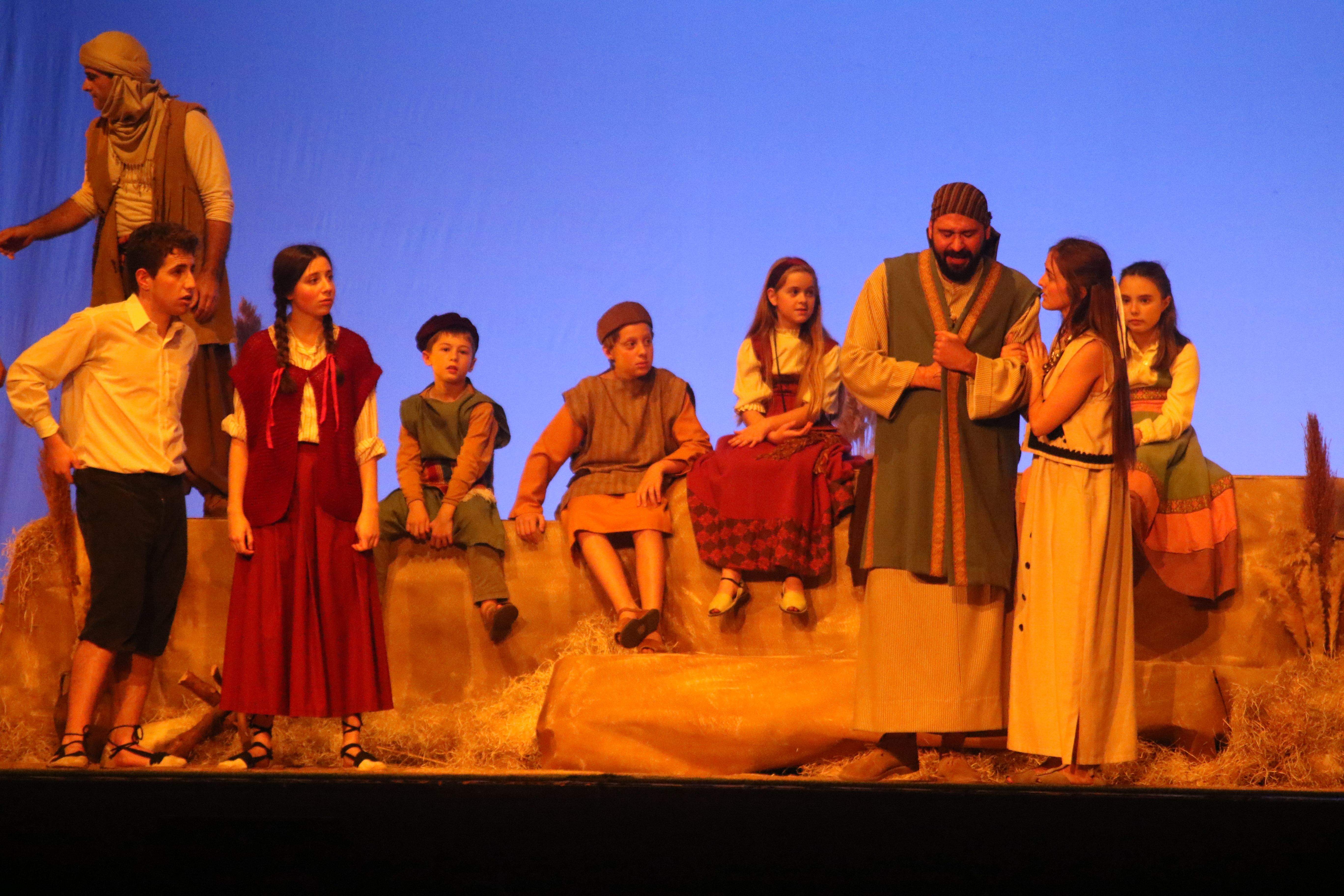 En Lluquet i la Farigola atents a les explicacions d'en Getsé i na Isabeló.