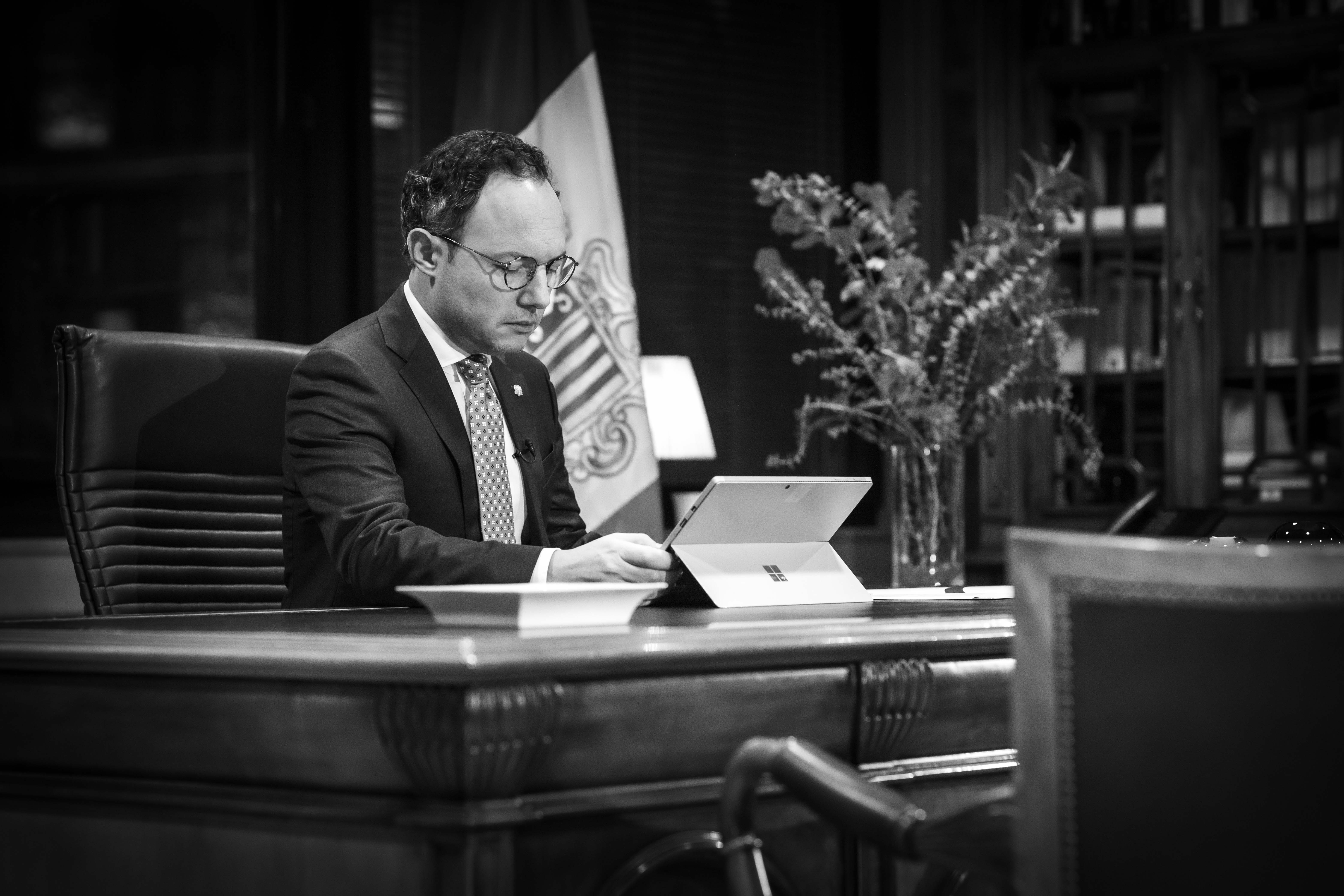 Espot, repassant el discurs, al seu despatx.