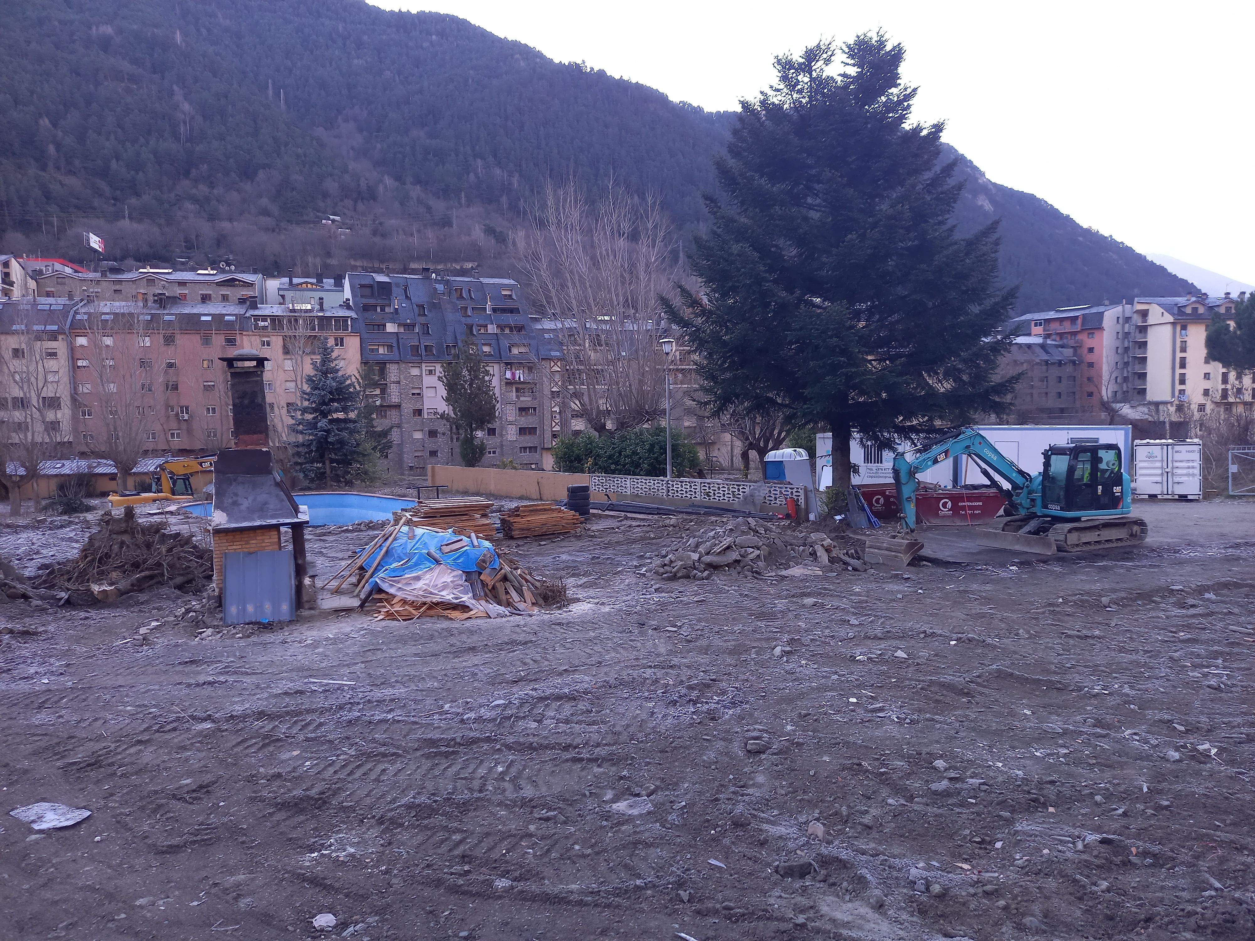 De l'antic càmping queda ja ben poca cosa, tot just la piscina.