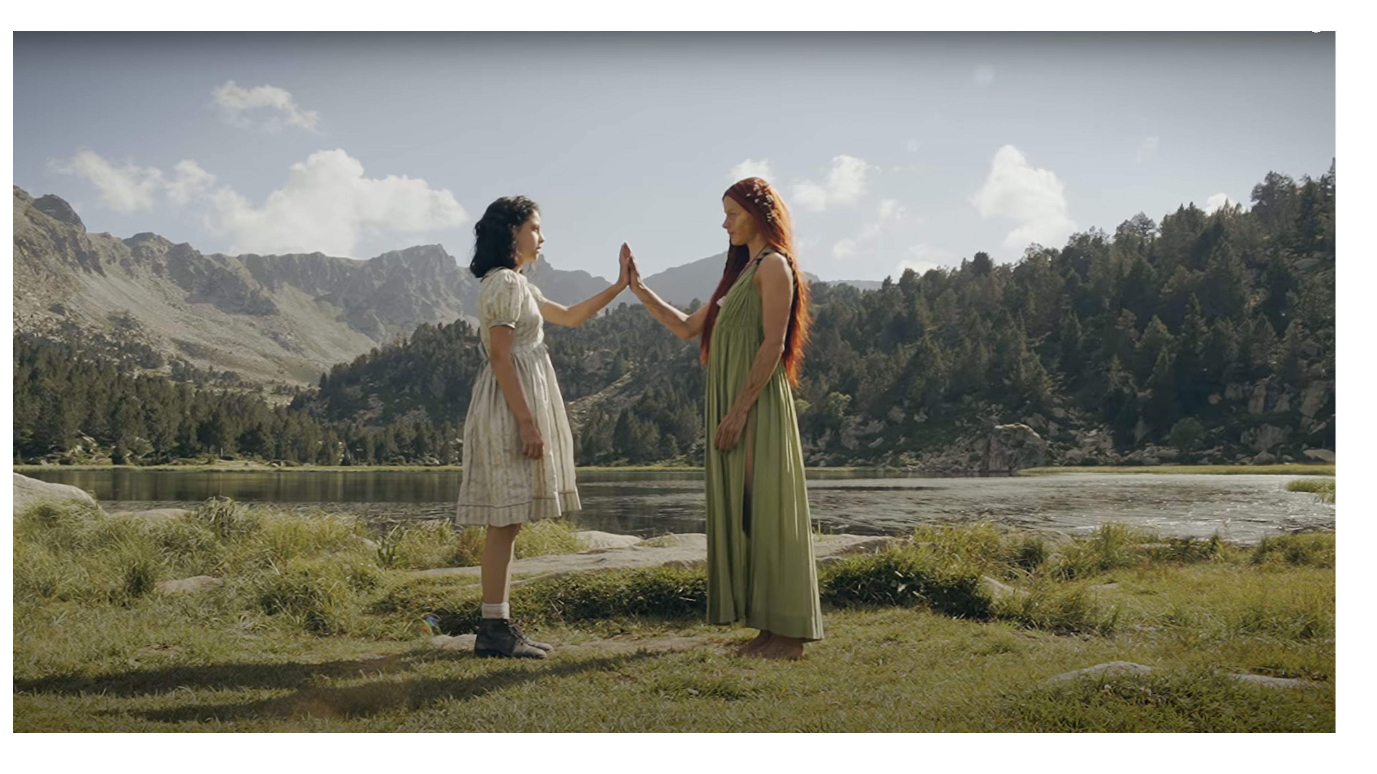 Una imatge del videoclip 'Dones d'aigua'