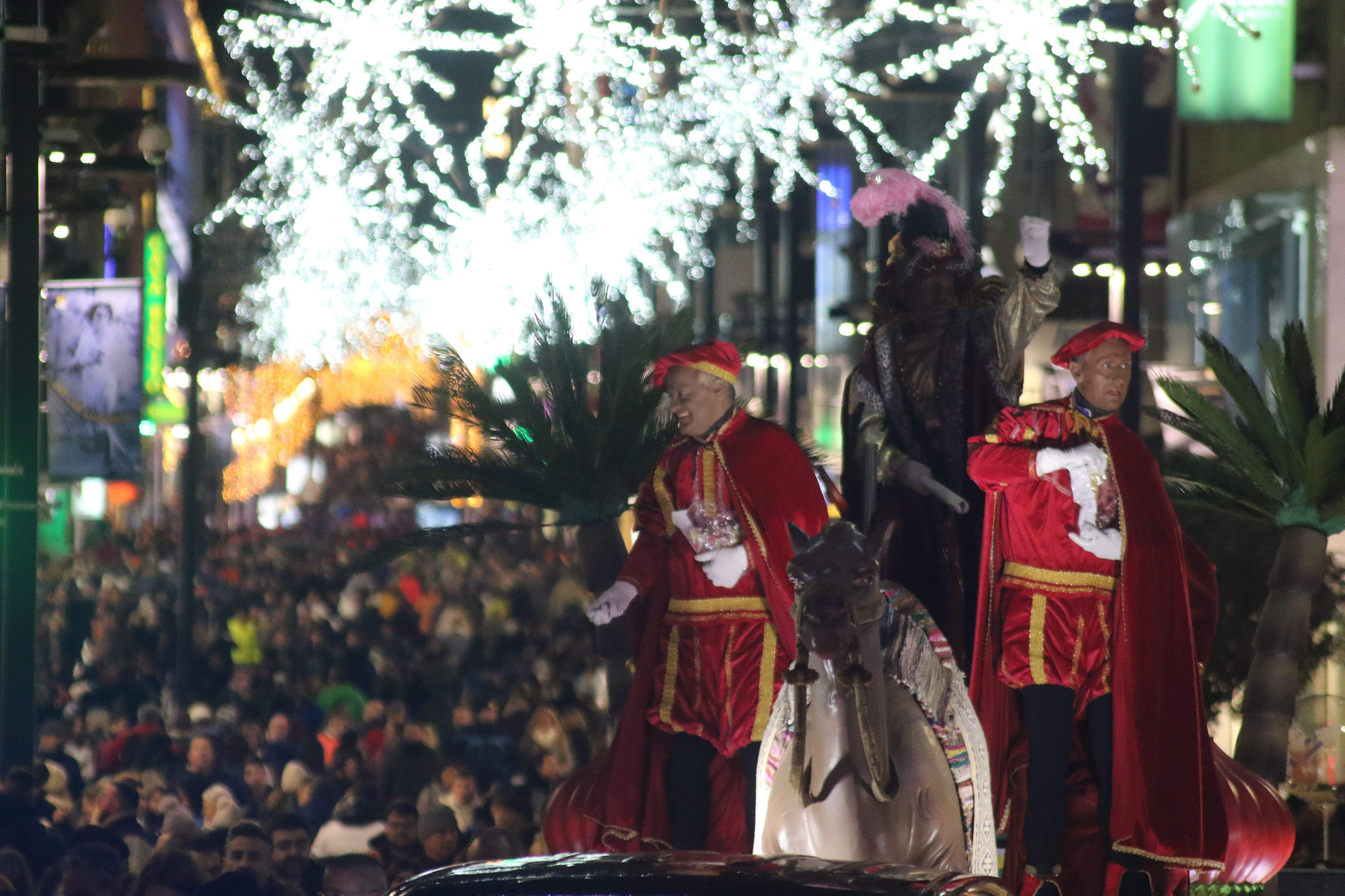 El patge i els seus ajudants passant per l'avinguda Meritxell.