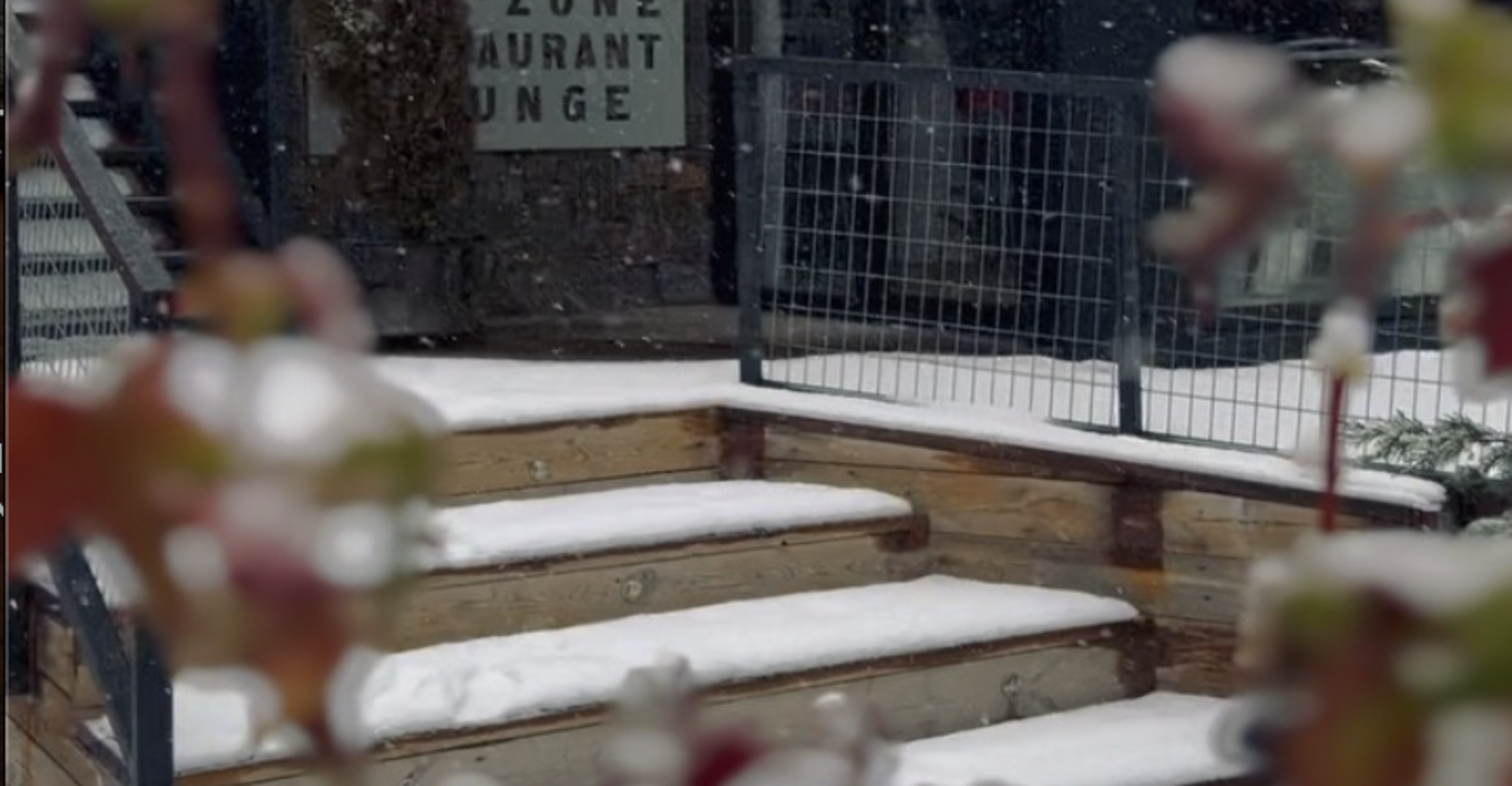 Un dels accessos al local.