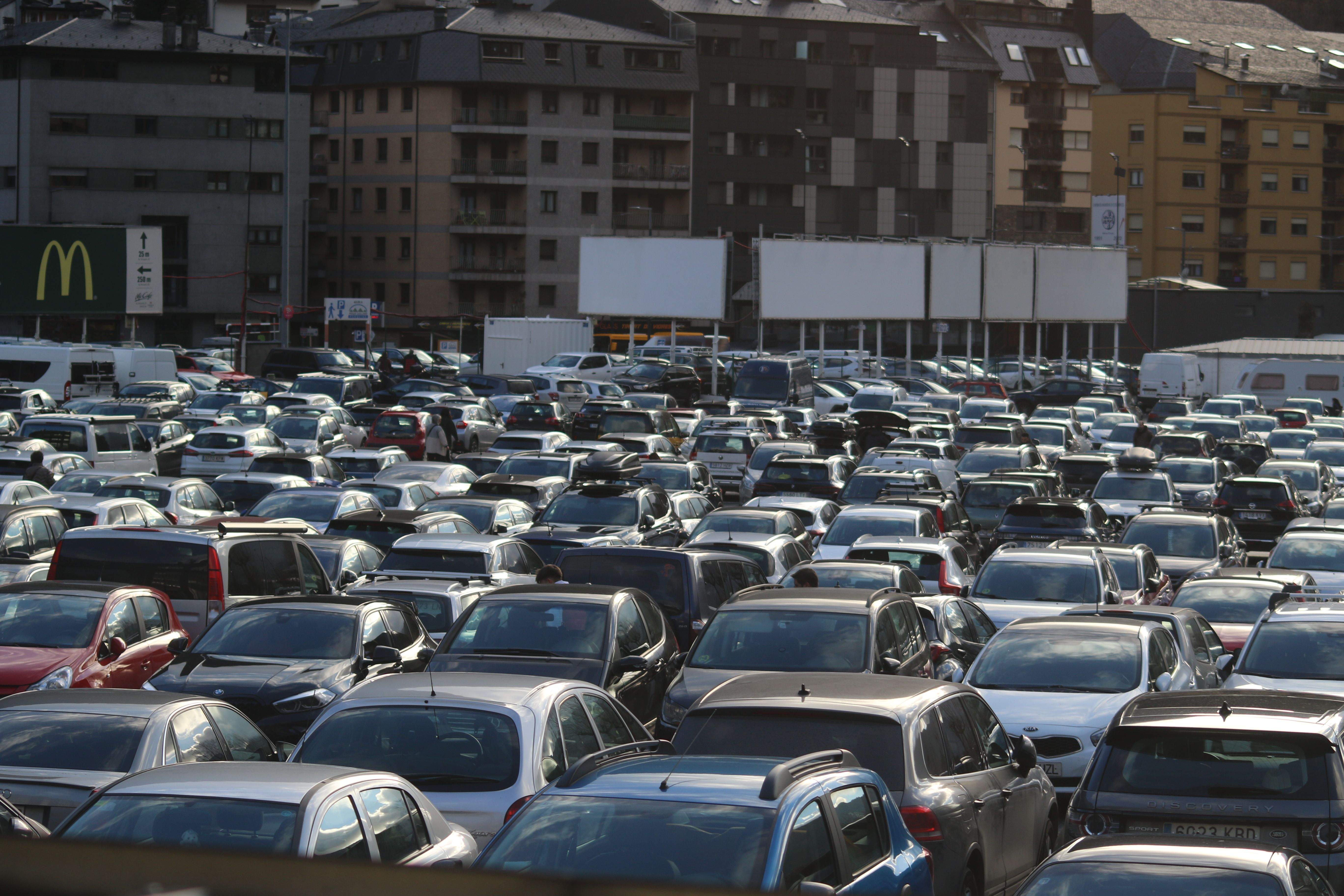 Vehicles estacionats a l'aparcament del Parc Central.