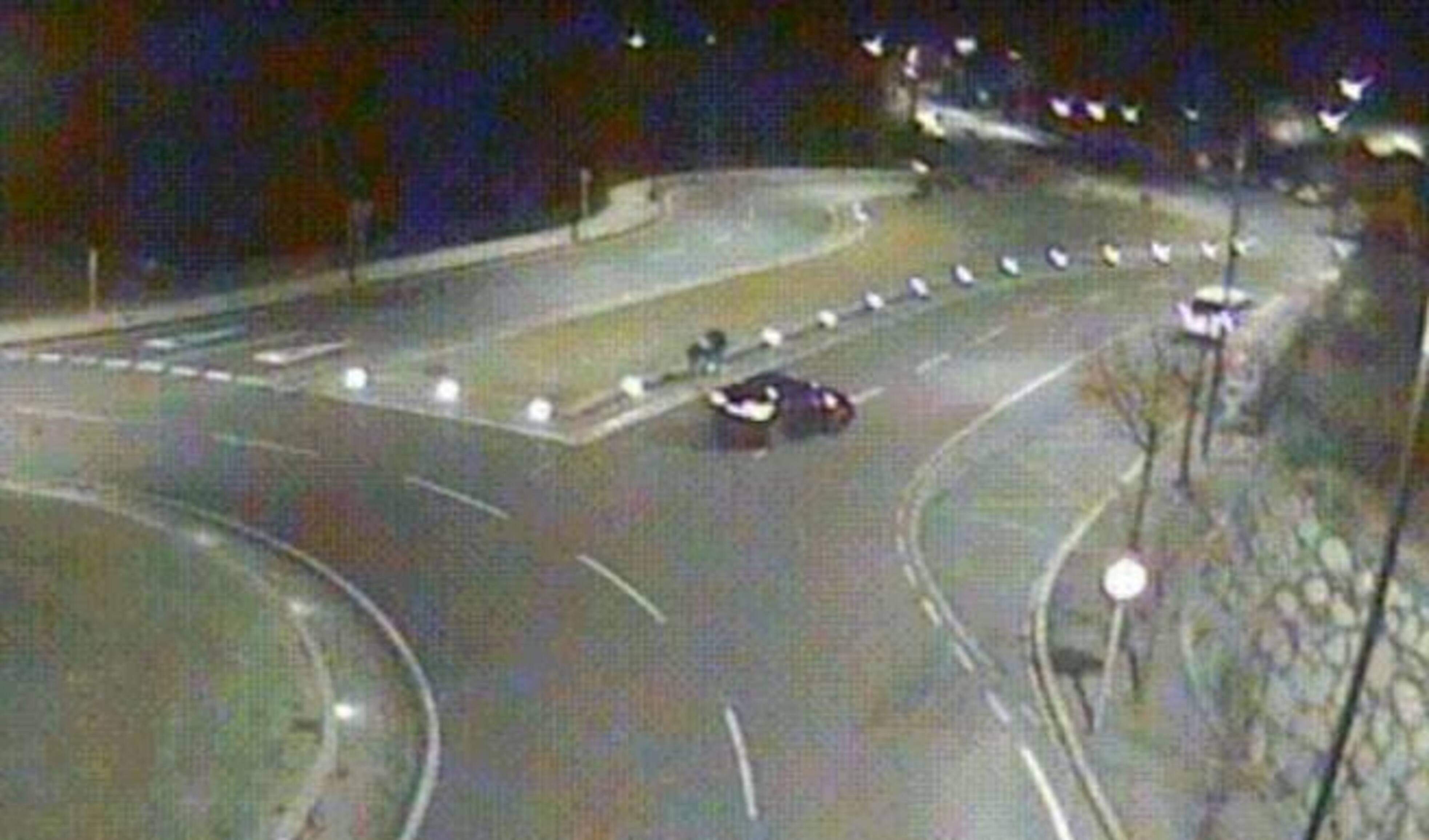 El cotxe implicat al bell mig de la rotonda.