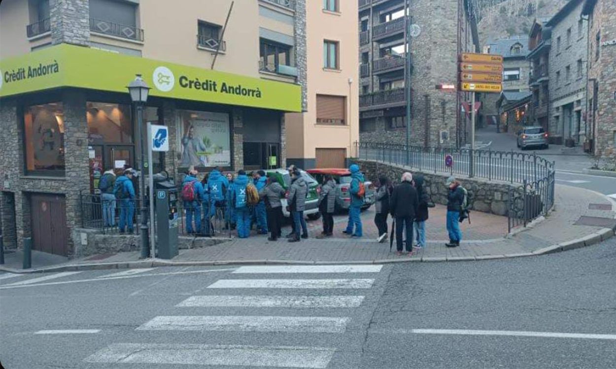 Cua de temporers a la porta d'una sucursal de Crèdit Andorrà